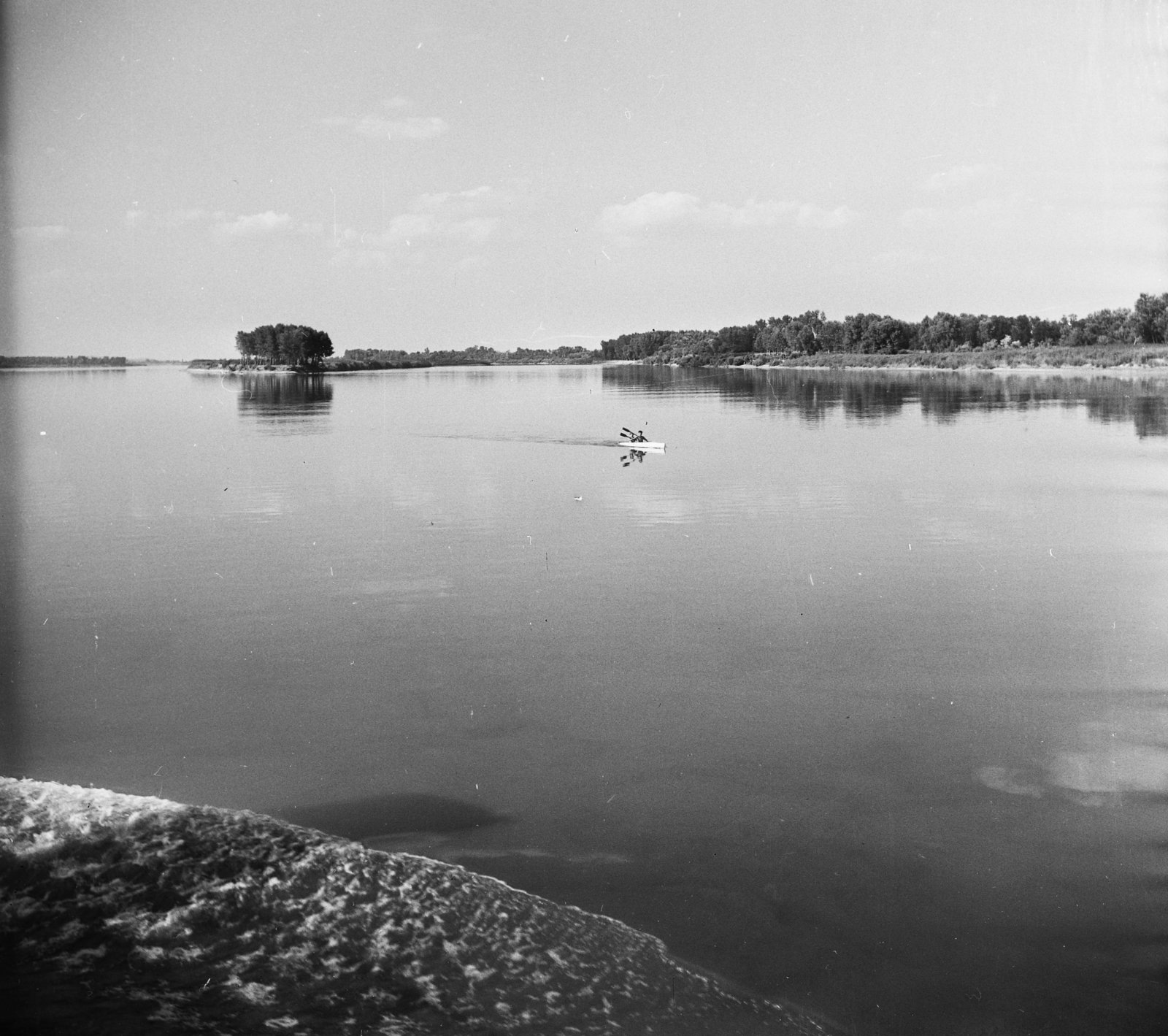 Magyarország, Kalocsa, Kalocsa-Meszes, szemben a Foktői-sziget., 1955, UVATERV, egy dunai hajóút, kajak, tükröződés, Fortepan #91060