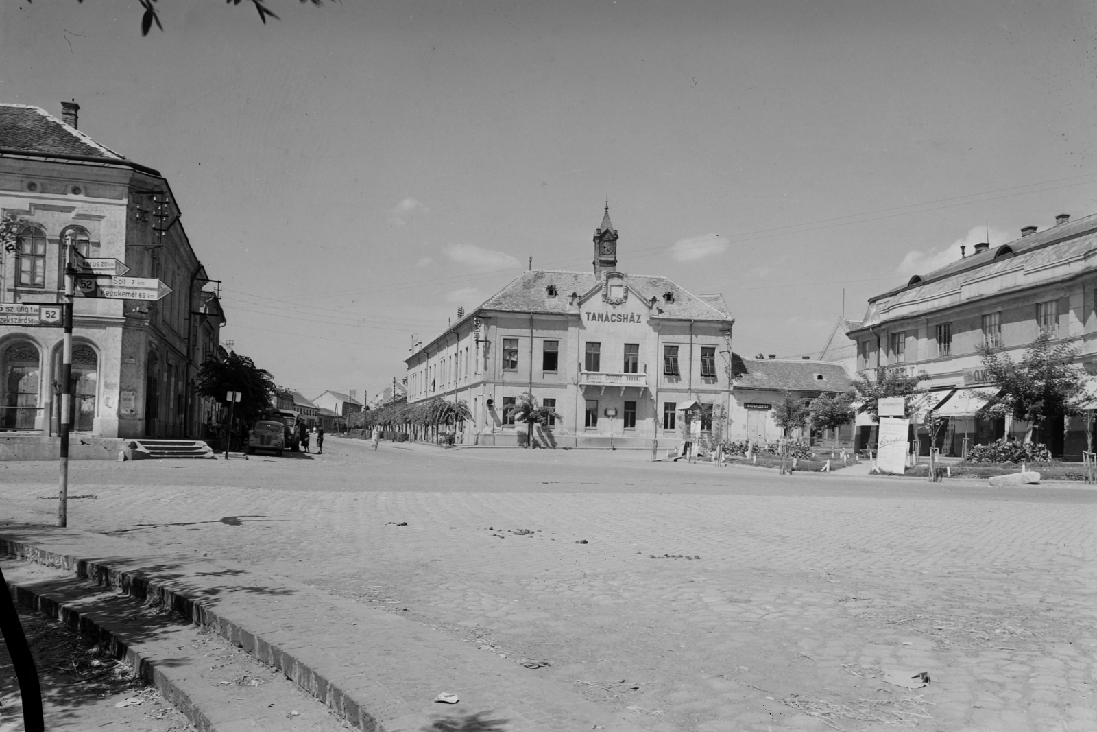 Hungary, Dunaföldvár, Béke tér, szemben a Tanácsháza (később Városháza) az un. huszártoronnyal., 1955, UVATERV, egy dunai hajóút, street view, public building, Fortepan #91067