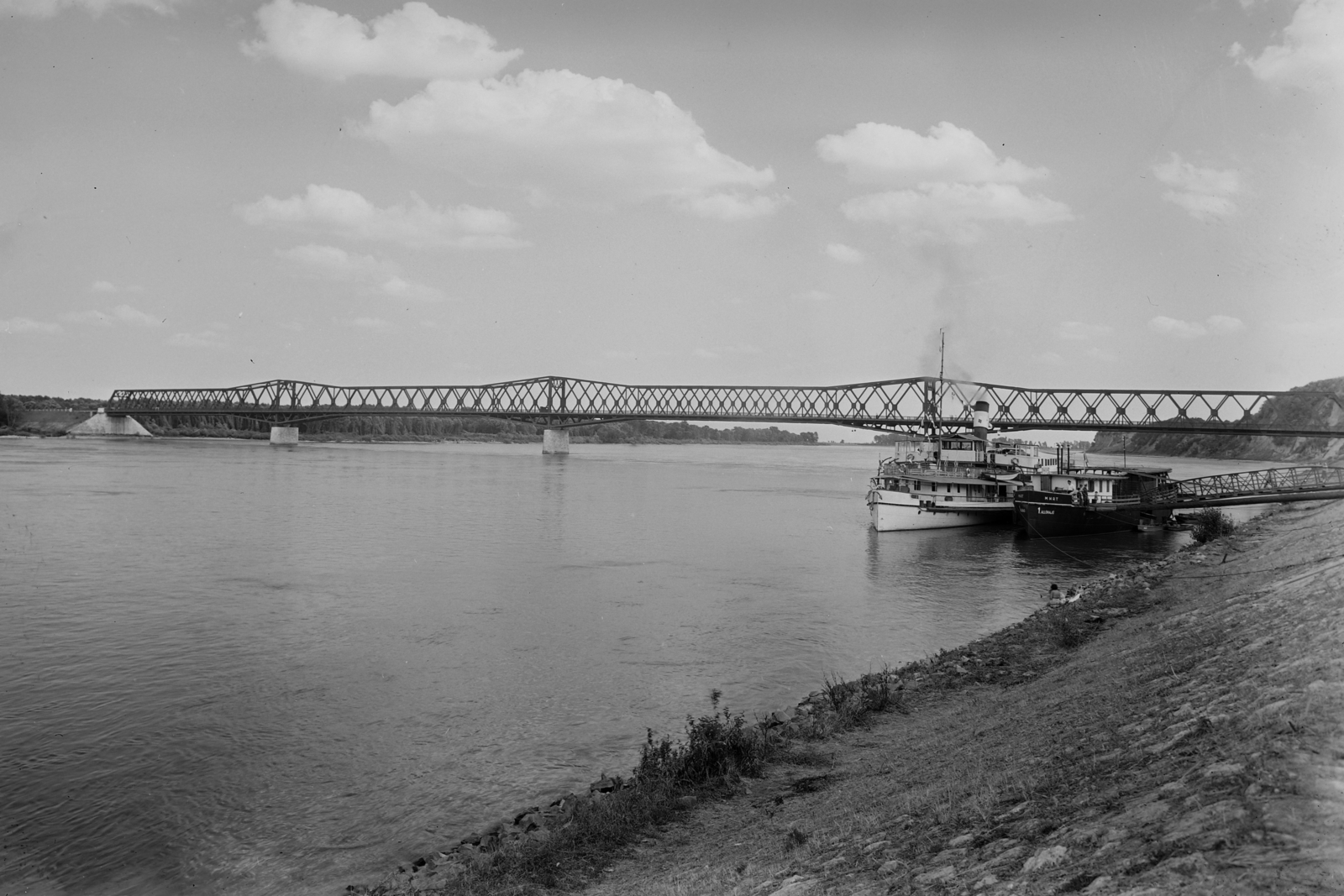 Hungary, Dunaföldvár, hajóállomás, háttérben a Beszédes József híd., 1955, UVATERV, egy dunai hajóút, bridge, railway bridge, Duna-bridge, János Kossalka-design, Fortepan #91073