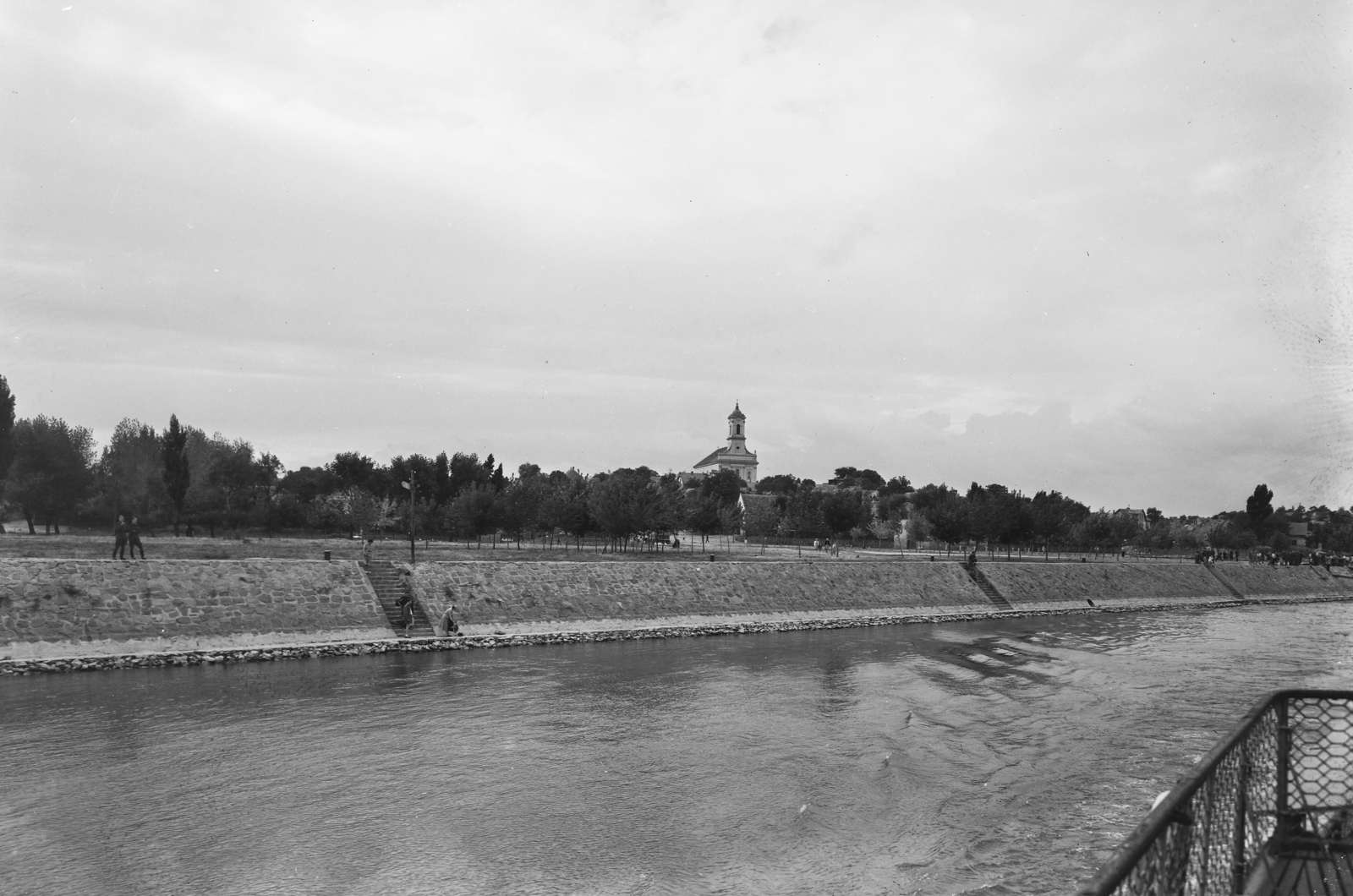 Hungary, Ercsi, a város a Dunáról nézve, szemben a Nagyboldogasszony-templom., 1955, UVATERV, egy dunai hajóút, church, Baroque-style, Catholic Church, Fortepan #91094