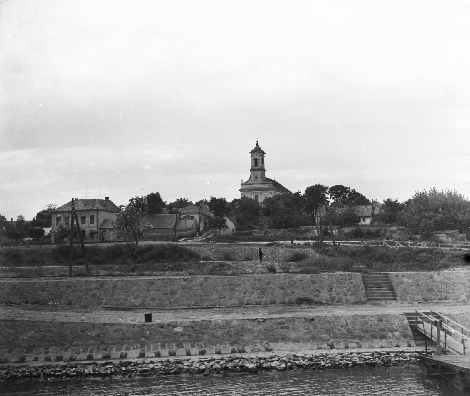 Hungary, Ercsi, a város a Dunáról nézve, szemben a Nagyboldogasszony-templom., 1955, UVATERV, egy dunai hajóút, church, Baroque-style, Catholic Church, Fortepan #91095
