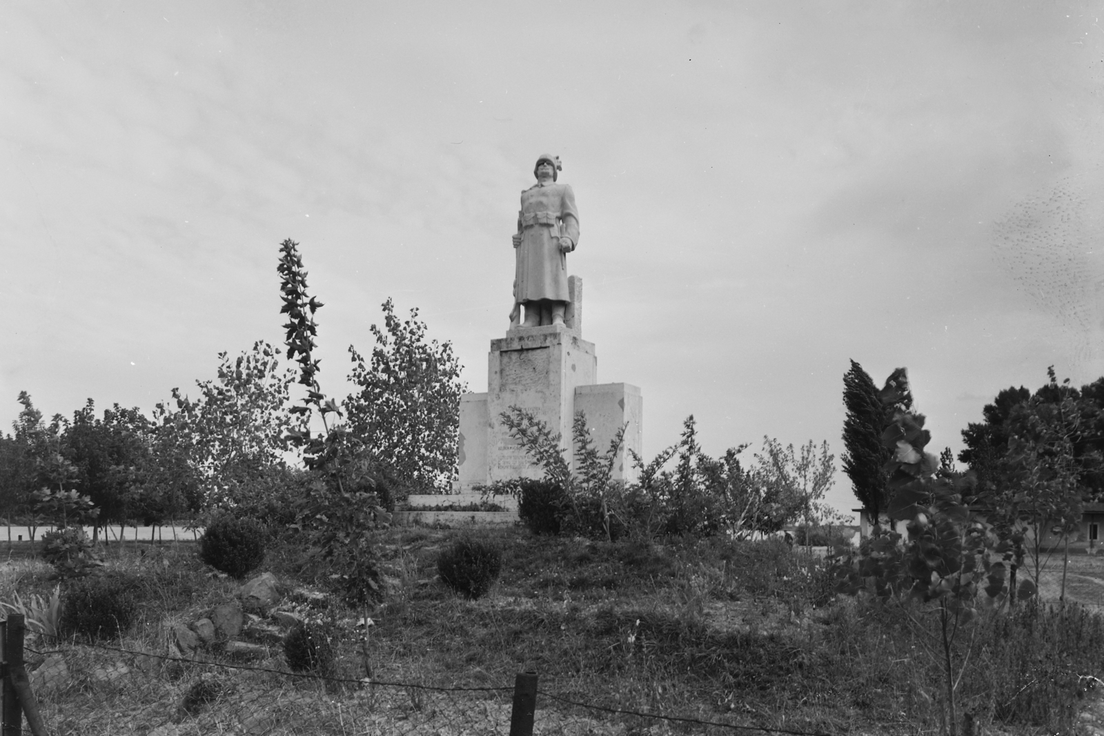 Magyarország, Ercsi, Duna-parti sétány, I. világháborús emlékmű (Keviczky Hugó,1944.)., 1955, UVATERV, egy dunai hajóút, emlékmű, Fortepan #91103