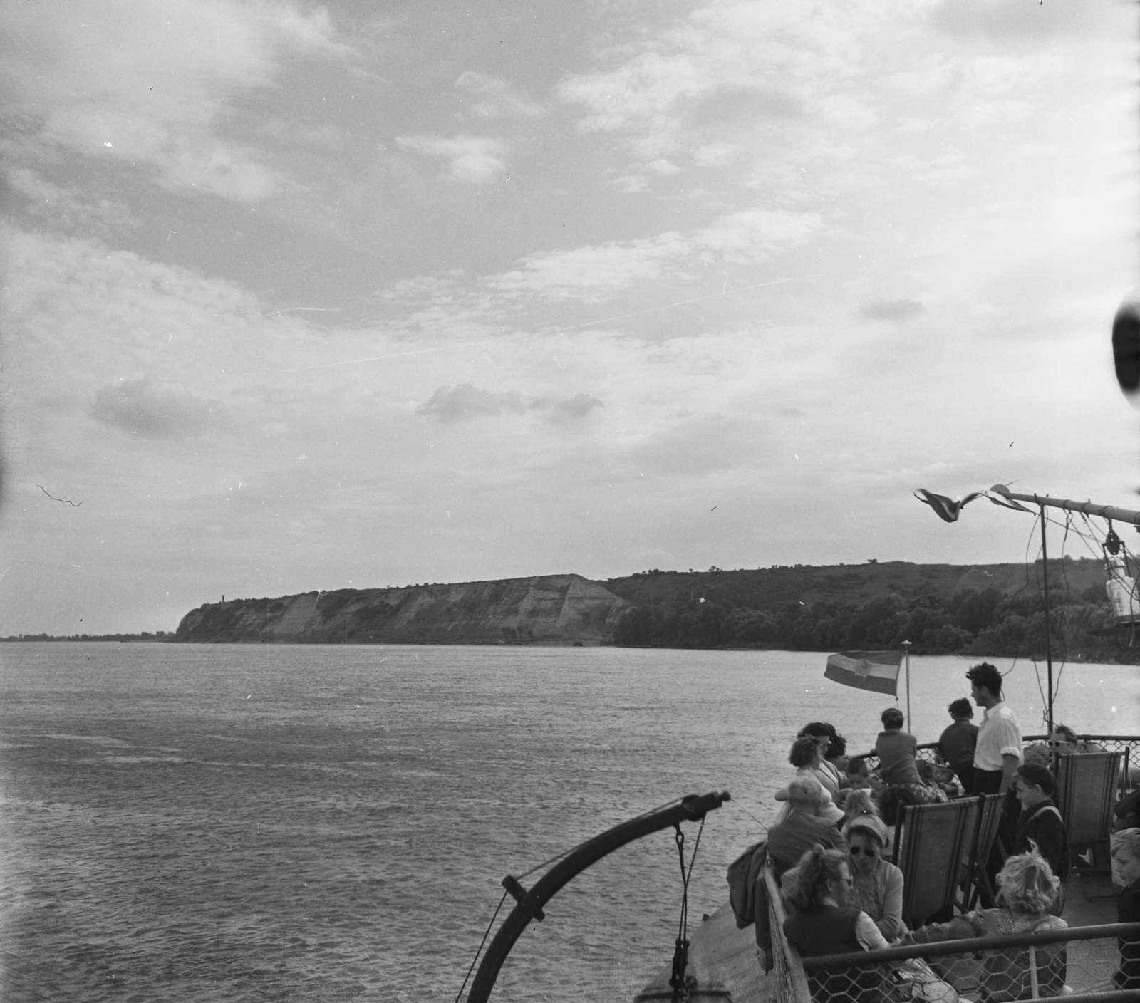 Hungary, Százhalombatta, löszfal a Dunáról nézve., 1955, UVATERV, egy dunai hajóút, passenger, Fortepan #91108