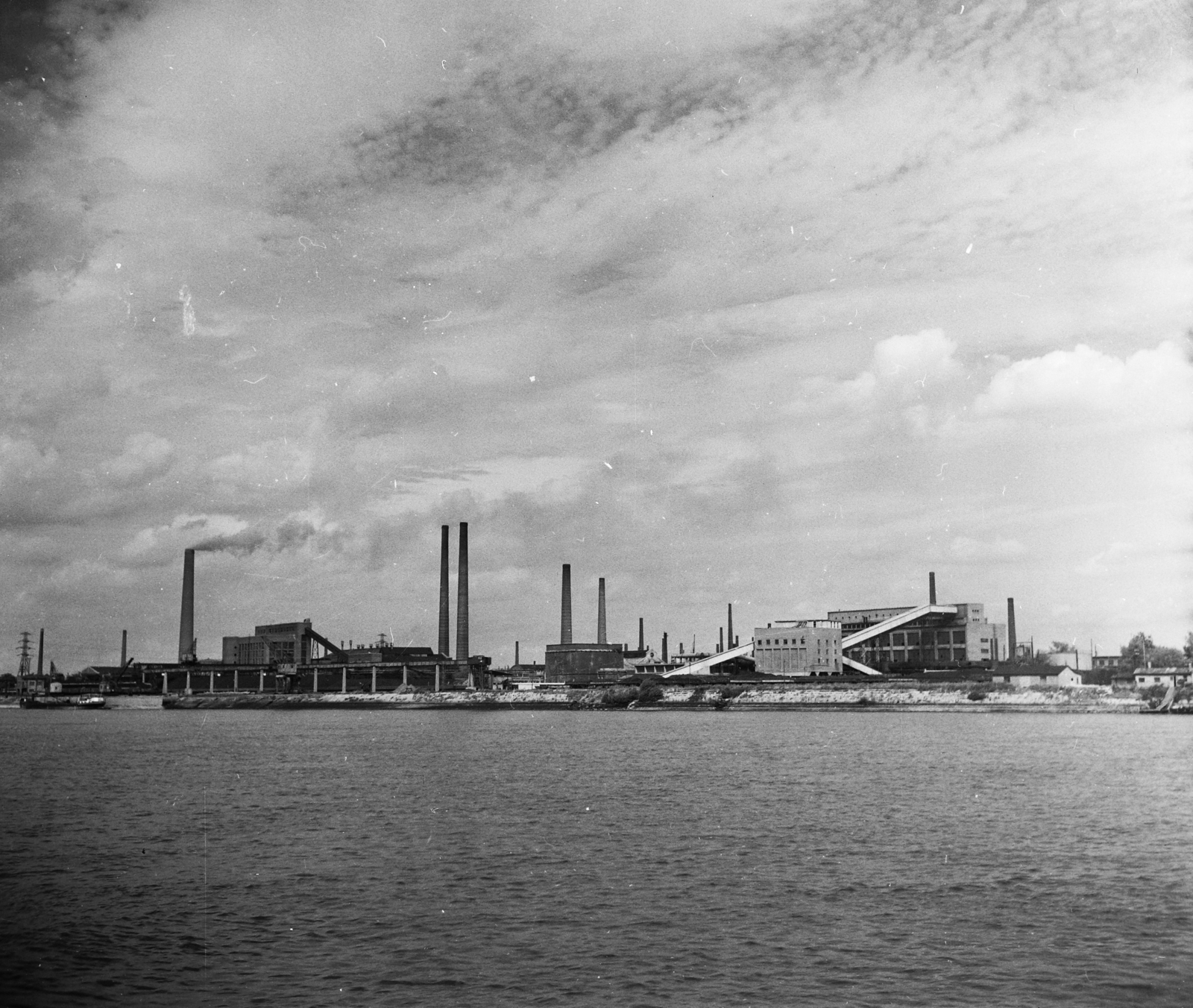 Hungary, Budapest XXI., Rákosi Mátyás Vas- és Fémművek, az Erőmű a Duna felől nézve., 1955, UVATERV, egy dunai hajóút, Budapest, power station, chimney, Fortepan #91110