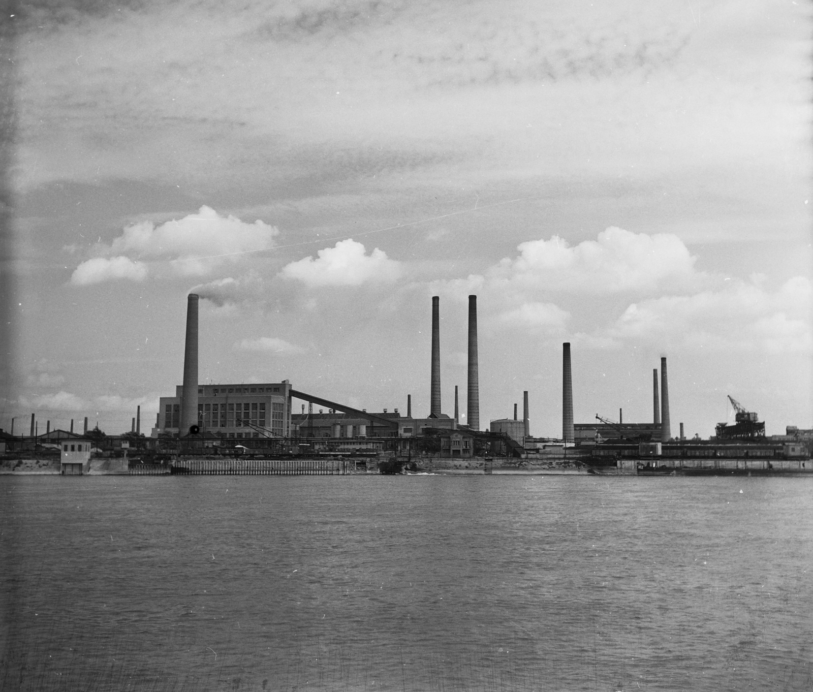 Hungary, Budapest XXI., Rákosi Mátyás Vas- és Fémművek, az Erőmű a Duna felől nézve., 1955, UVATERV, egy dunai hajóút, factory, industry, factory chimney, Budapest, Fortepan #91111