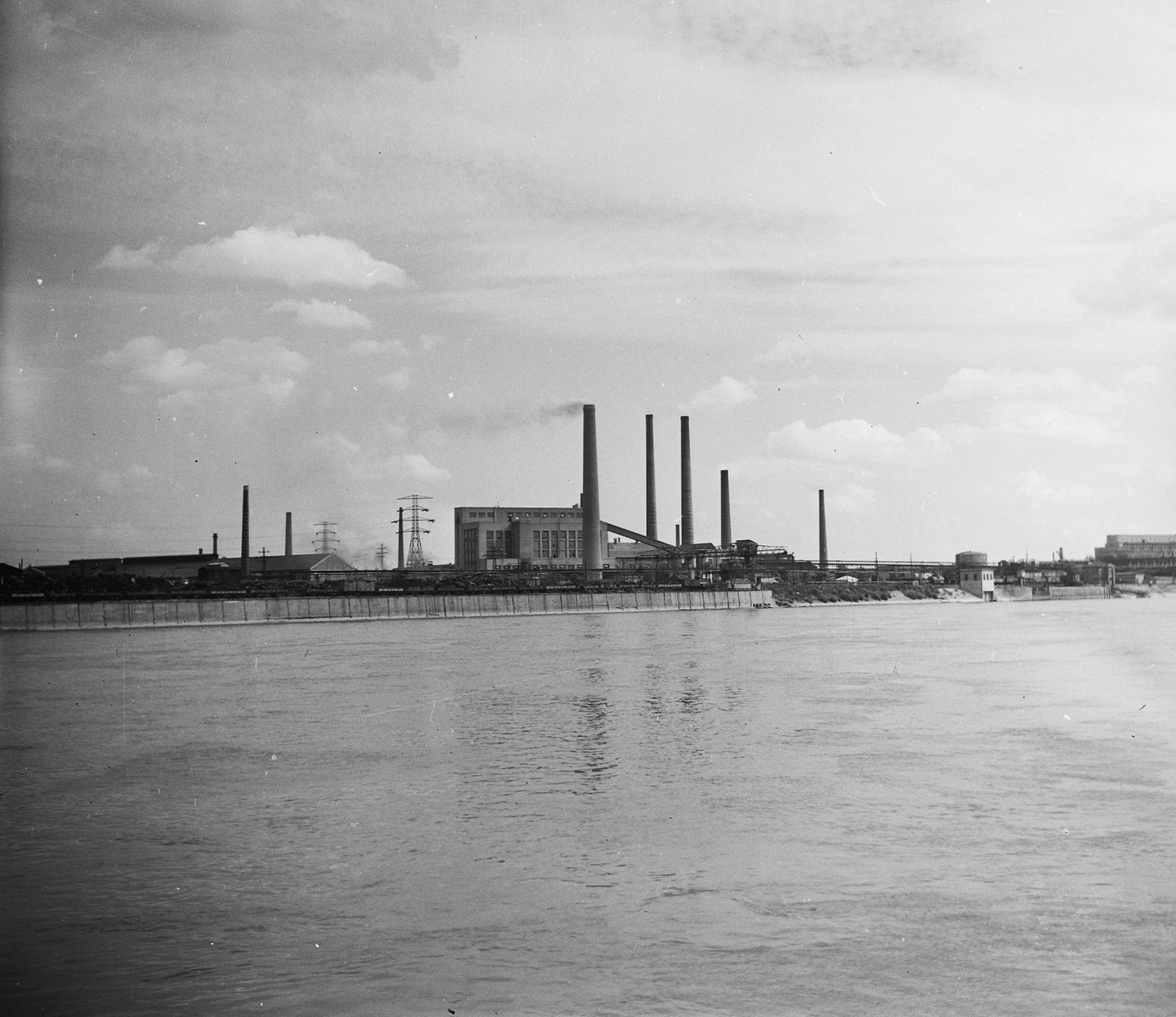 Hungary, Budapest XXI., Rákosi Mátyás Vas- és Fémművek, az Erőmű a Duna felől nézve., 1955, UVATERV, egy dunai hajóút, Budapest, power station, chimney, Fortepan #91112