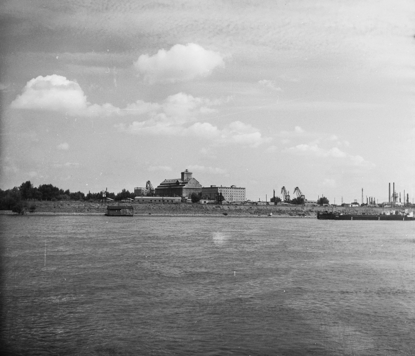 Hungary, Budapest XXI., látkép a Dunáról, szemben a Csepel-szigeten a Szabadkikötő épülete., 1955, UVATERV, egy dunai hajóút, Budapest, picture, building, port, Fortepan #91113