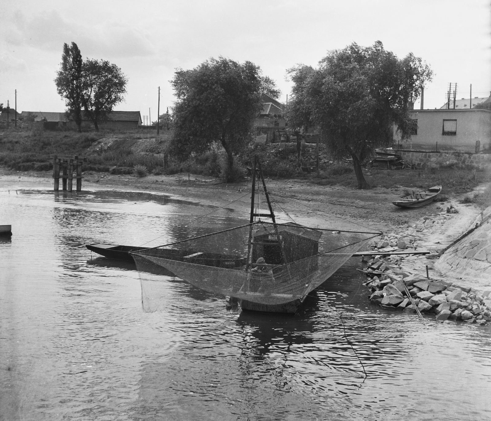 Hungary, Budapest XXII., Duna-part a Budafok hajóállomásnál., 1955, UVATERV, egy dunai hajóút, Budapest, shore, fishing net, extinct crafts, Fortepan #91118