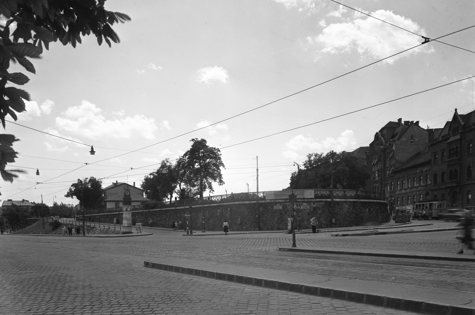 Hungary, Budapest XII.,Budapest I., Krisztina körút - Alkotás utca sarok, a támfal fölött Déli pályaudvar mozdonyfordítója., 1952, UVATERV, railway, watch, tram, ad pillar, sweeper, tram stop, Budapest, Fortepan #9112