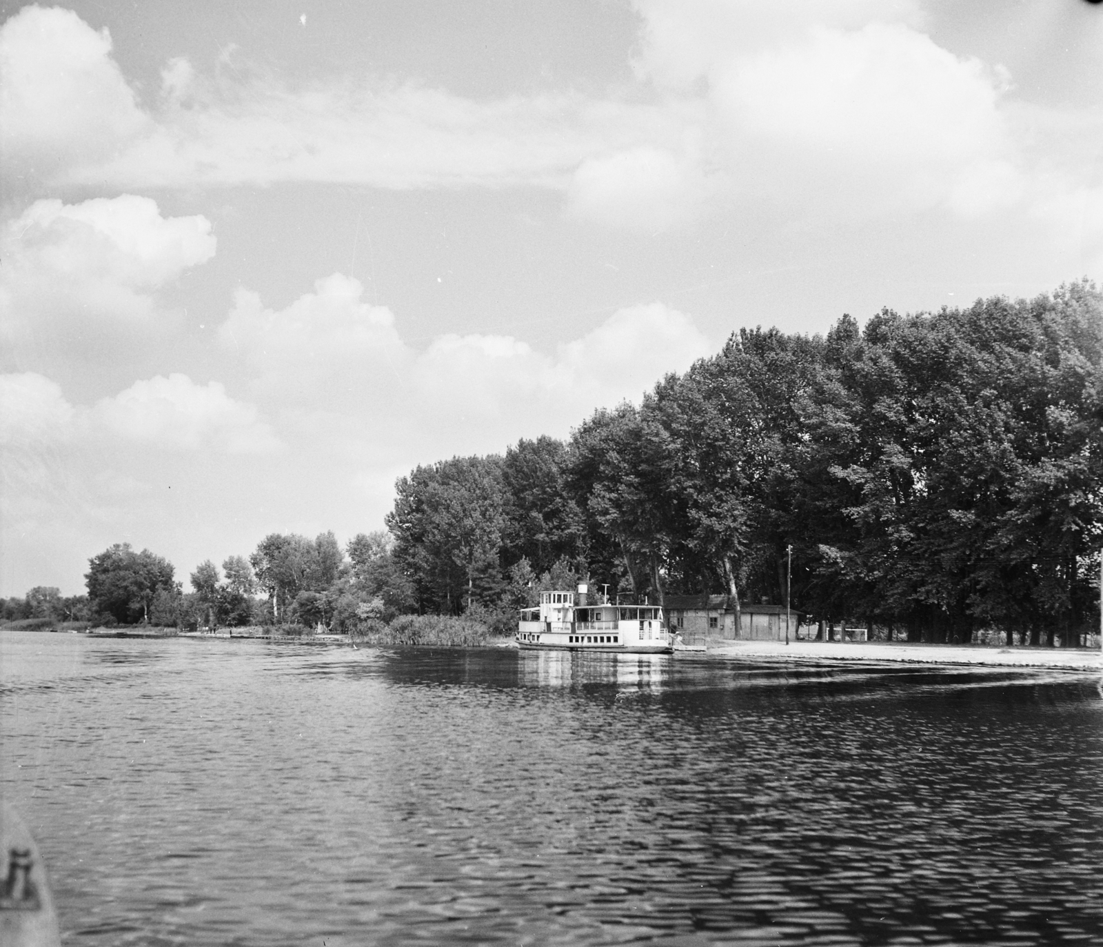 Magyarország, Dömsöd, Ráckevei (Soroksári)-Duna, XXII. csavargőzös a hajóállomáson., 1955, UVATERV, egy dunai hajóút, hajó, gőzhajó, XXII/Új-Pest hajó, Fortepan #91124