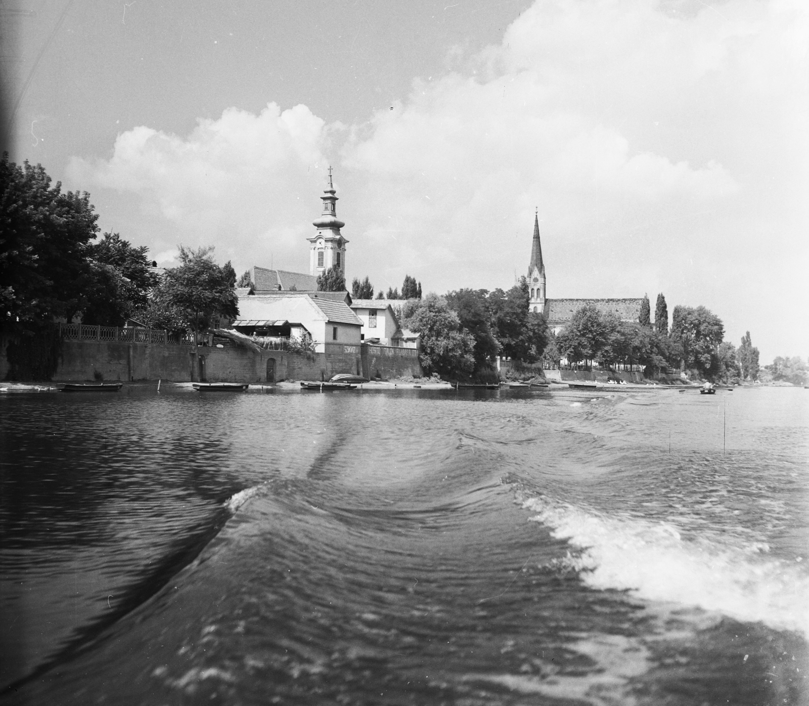 Magyarország, Ráckeve, Ráckevei (Soroksári)-Duna, szemben a Keresztelő Szent János-templom, jobbra a Ráckevei Református Egyházközség temploma., 1955, UVATERV, egy dunai hajóút, látkép, templom, hullámzás, Fortepan #91133