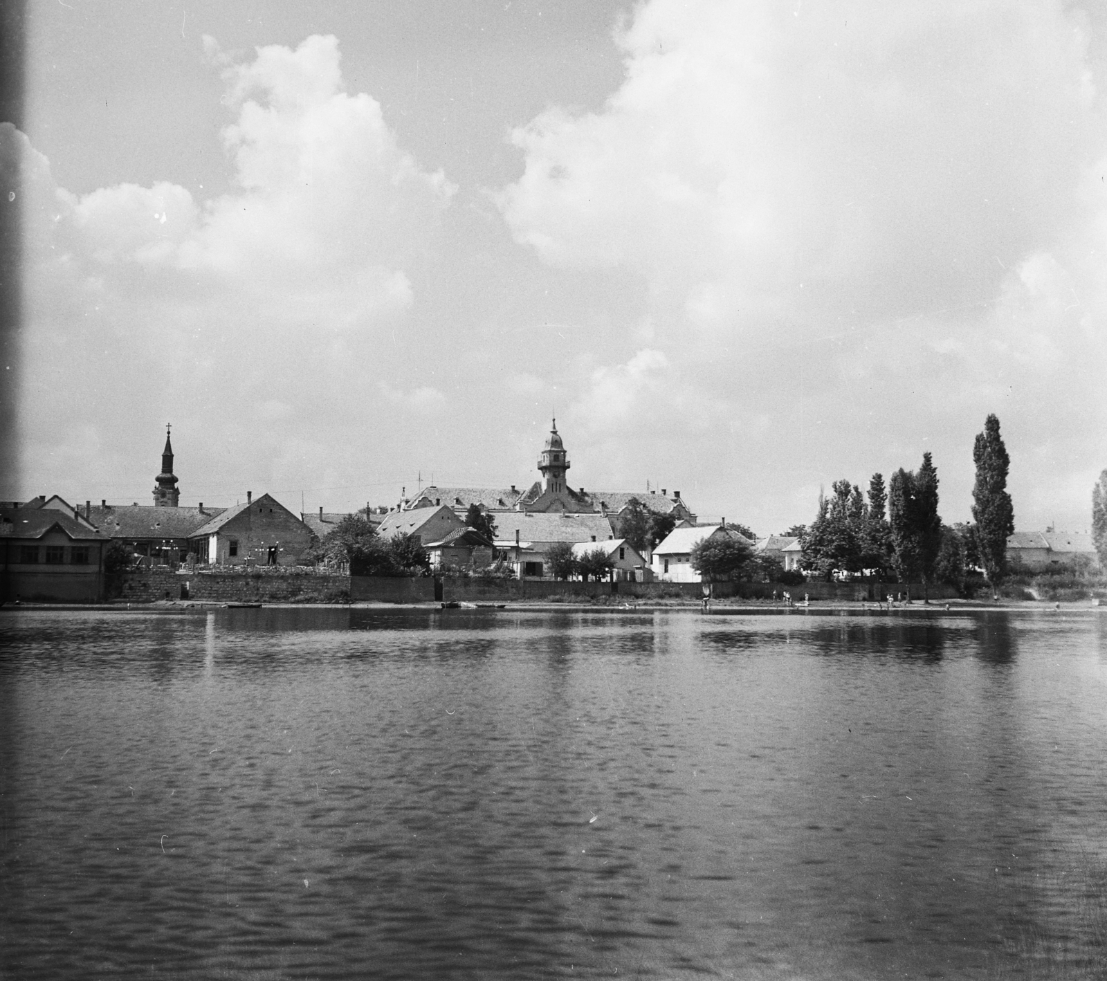 Hungary, Ráckeve, Ráckevei (Soroksári)-Duna, a Nagyboldogasszony Szerb Ortodox templom és a Városháza tornya a Dunáról nézve.., 1955, UVATERV, egy dunai hajóút, picture, tower, Fortepan #91135