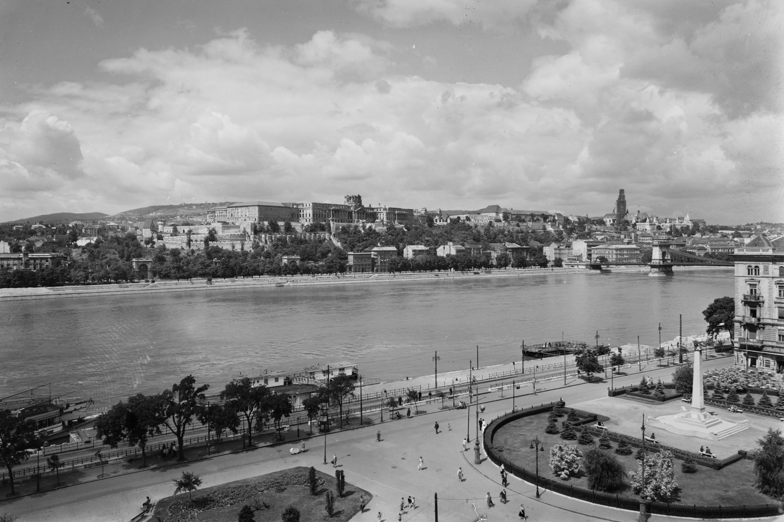 Hungary, Budapest V., Vigadó (Molotov) tér, szovjet repülős emlékmű., 1955, UVATERV, egy dunai hajóút, pedestrian, street view, cityscape, view, Danube, boat station, Soviet memorial, Budapest, Fortepan #91147