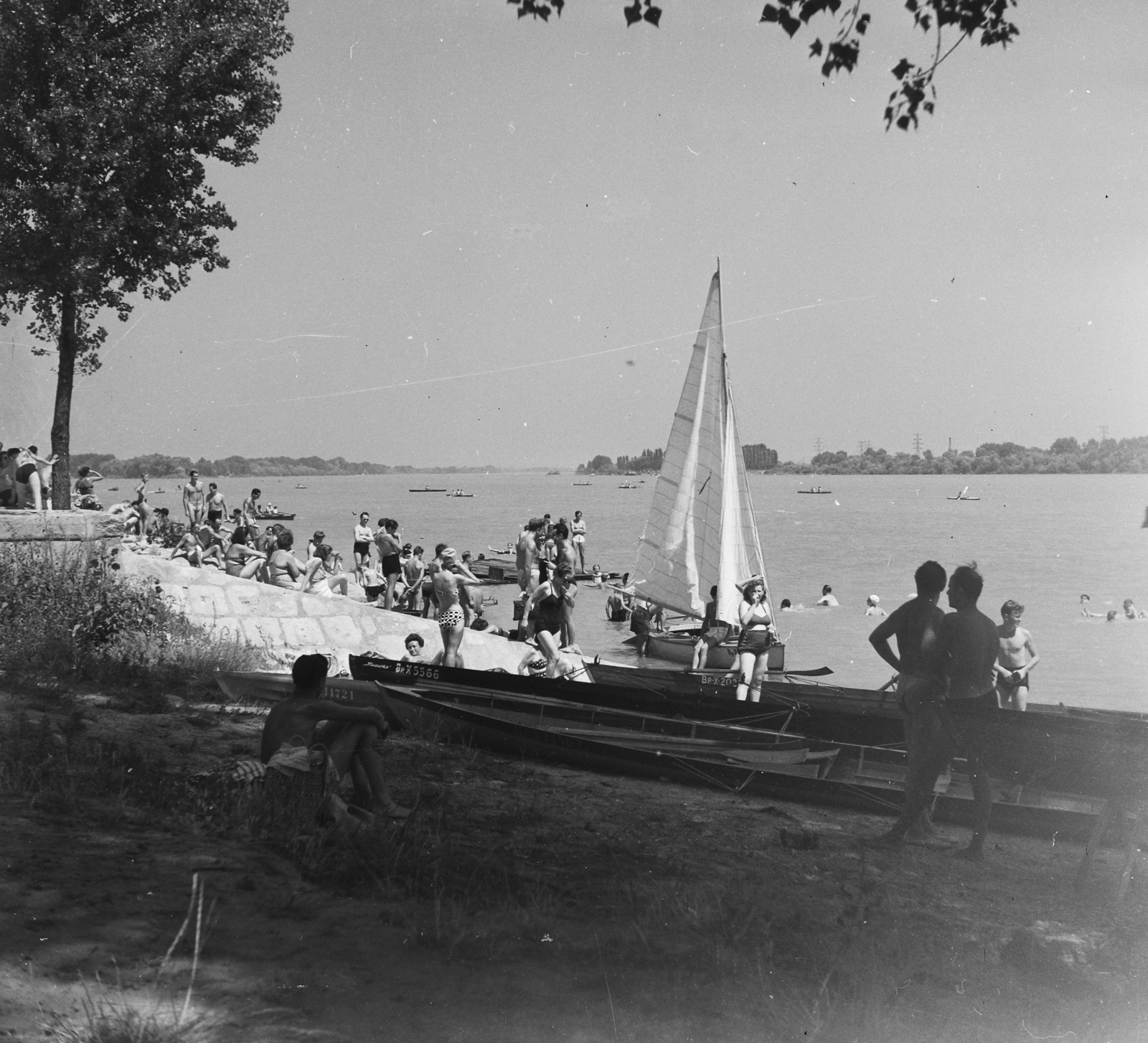 Hungary, Budapest III., Római part., 1955, UVATERV, egy dunai hajóút, sailboat, genre painting, boat, shore, Danube, bath, Budapest, Fortepan #91152