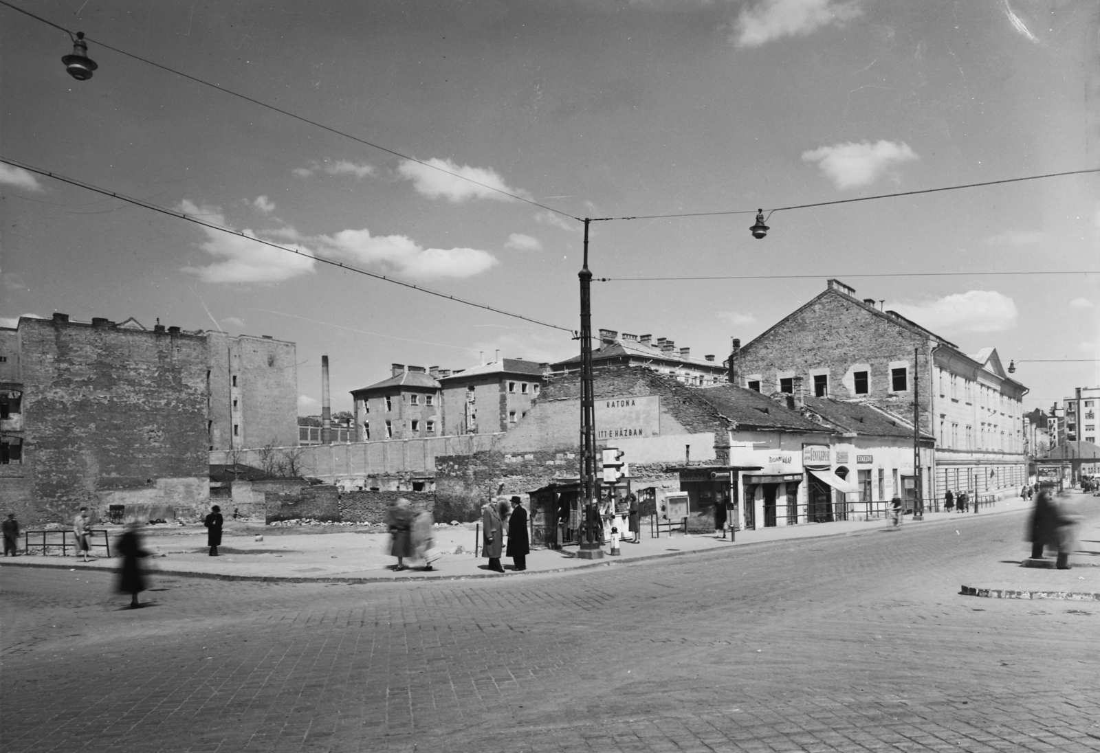 Hungary, Budapest II., Margit körút (Mártírok útja) - Lövőház utca saroktelek a Széna tér felől nézve., 1951, UVATERV, sign-board, street view, genre painting, signal, bus stop, firewall, photographer, hat shop, Budapest, Fortepan #9116