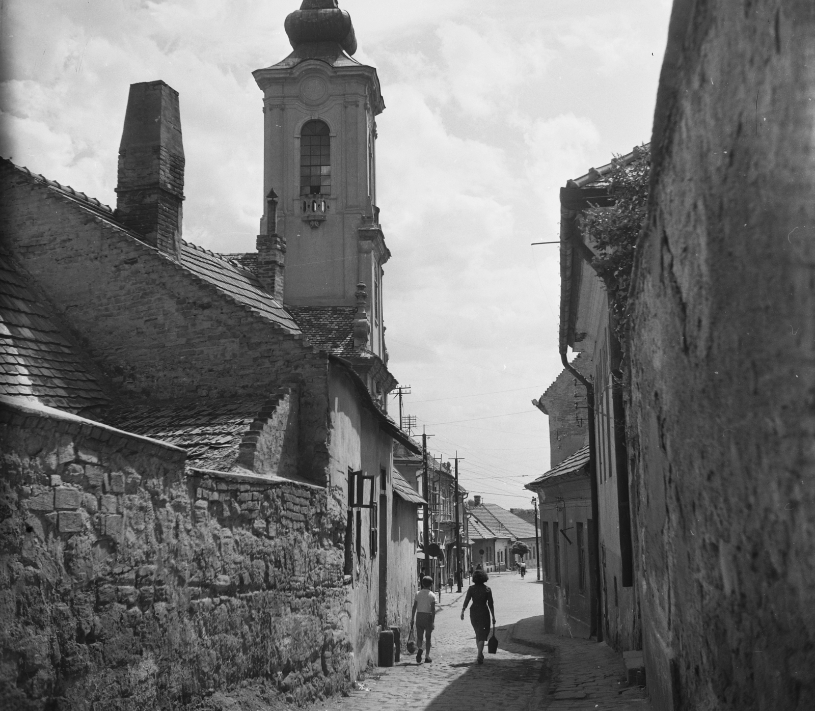 Magyarország, Szentendre, Alkotmány utca, szemben a Fő (Marx) tér és a Dumtsa Jenő utca, balra a Blagovesztenszka görögkeleti templom., 1955, UVATERV, egy dunai hajóút, utcakép, Fortepan #91162