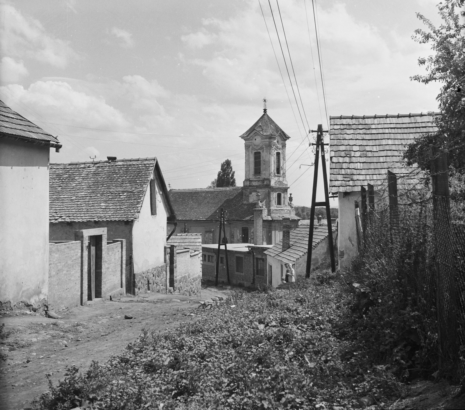 Hungary, Szentendre, Paprikabíró utca, szemben a Pozsarevacska szerb ortodox templom., 1955, UVATERV, egy dunai hajóút, street view, church, pylon, Fortepan #91164