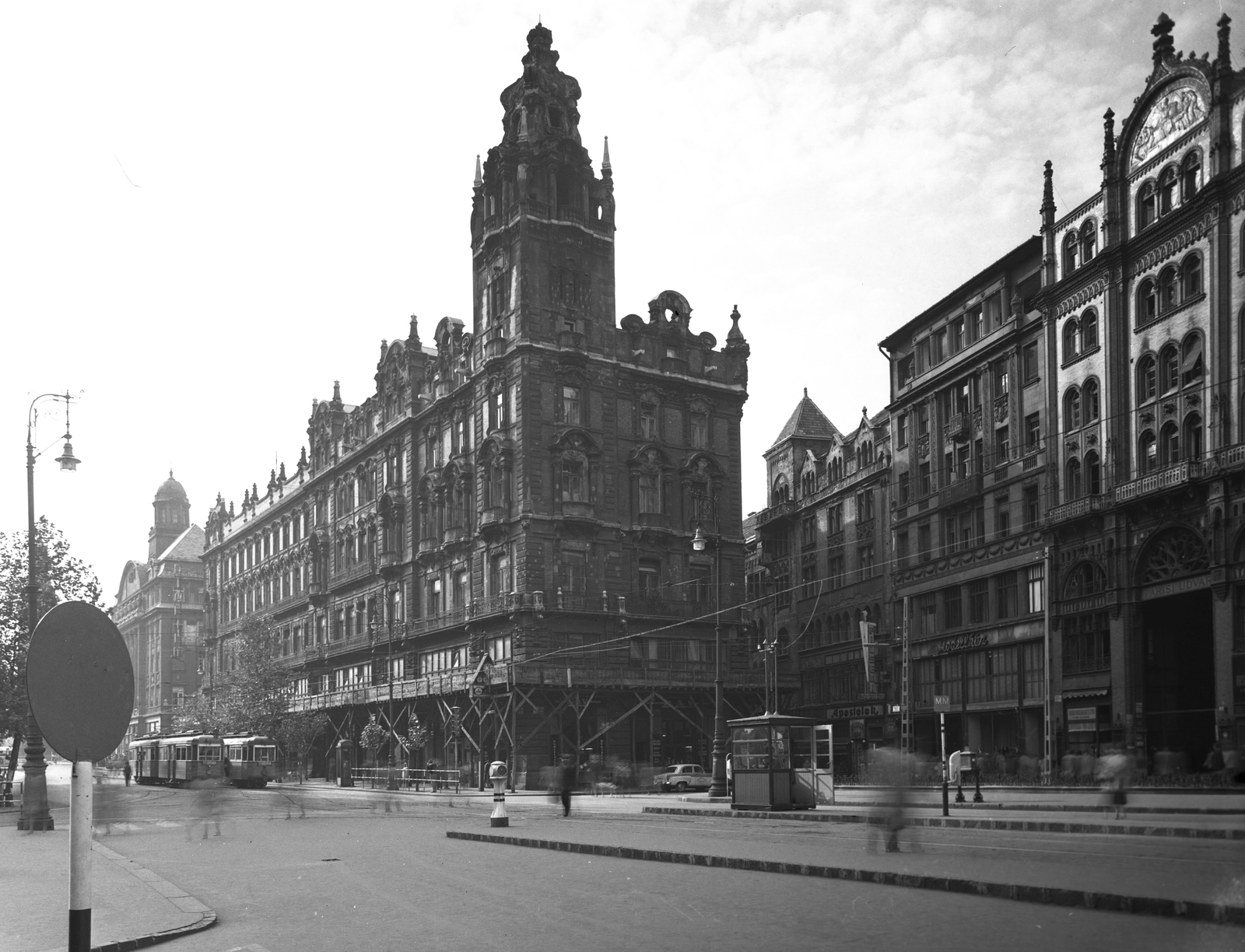 Magyarország, Budapest V., Ferenciek tere (Felszabadulás tér)., 1957, UVATERV, kandeláber, villamos, villamosmegálló, állvány, Budapest, Fortepan #9118