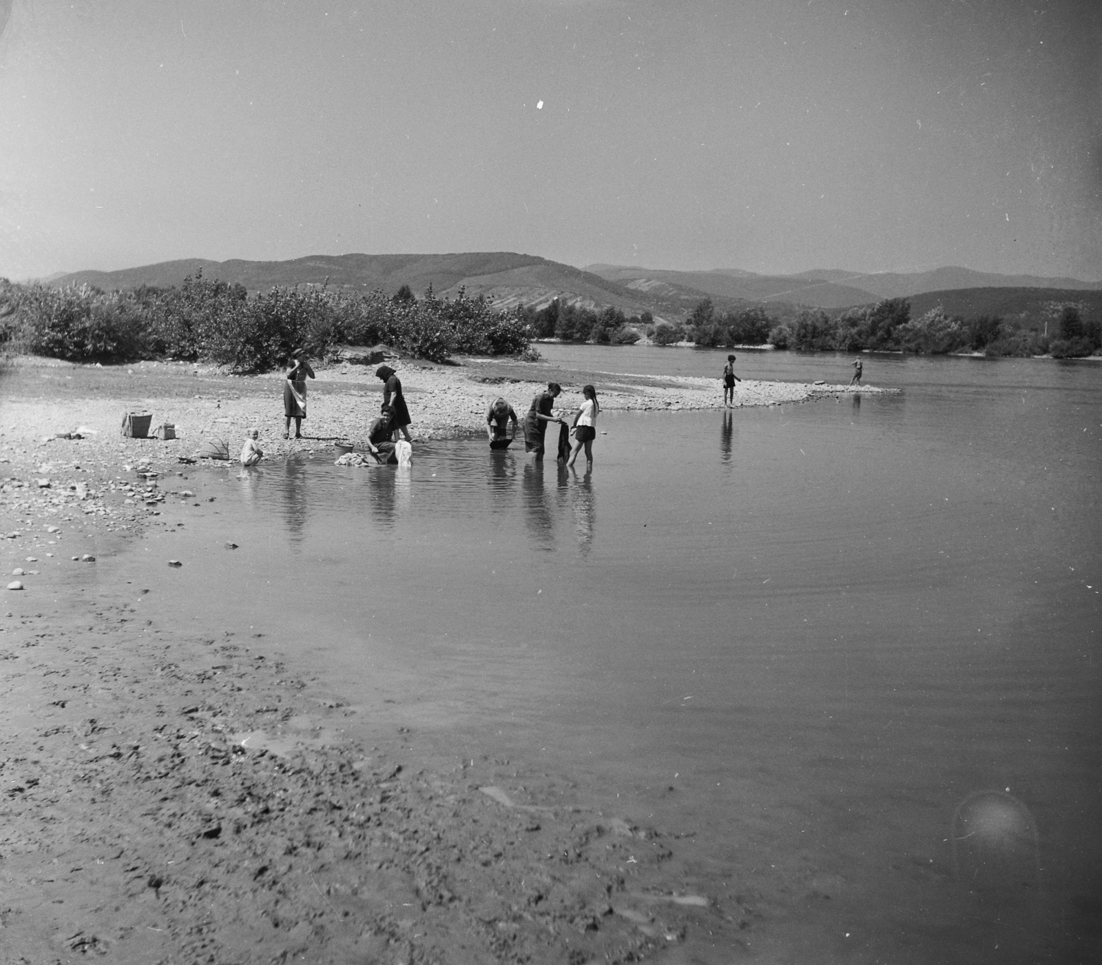 Hungary, Dunabogdány, Strand., 1955, UVATERV, egy dunai hajóút, shore, mud, washing, Fortepan #91182