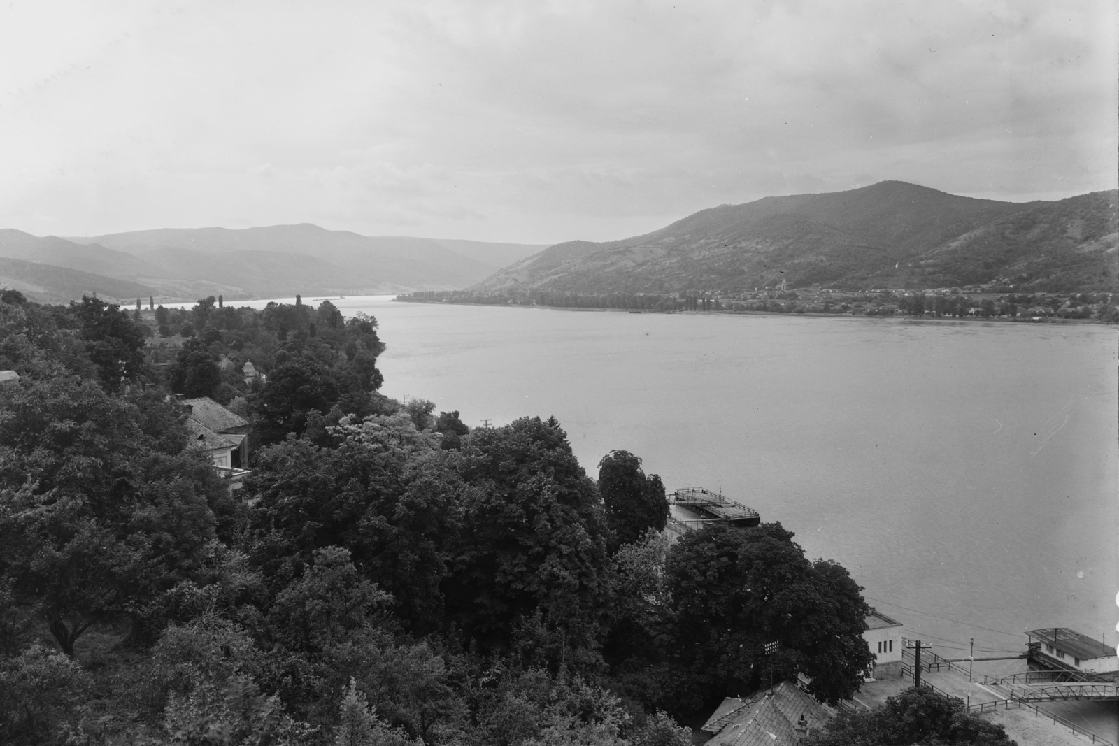 Hungary,Danube Bend, Visegrád, kilátás az Alsóvár lakótornyától / a Salamon-toronytól, előtérben a hajóállomás, a Duna túlpartján Nagymaros., 1955, UVATERV, egy dunai hajóút, Danube, Fortepan #91198
