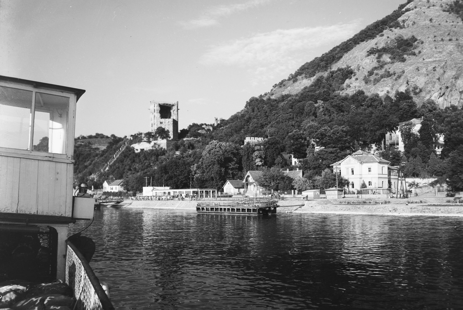 Hungary,Danube Bend, Visegrád, a hajóállomás és az Alsóvár a lakótoronnyal / Salamon-toronnyal, a Dunáról nézve., 1955, UVATERV, egy dunai hajóút, ship, castle, tower, boat station, Fortepan #91205