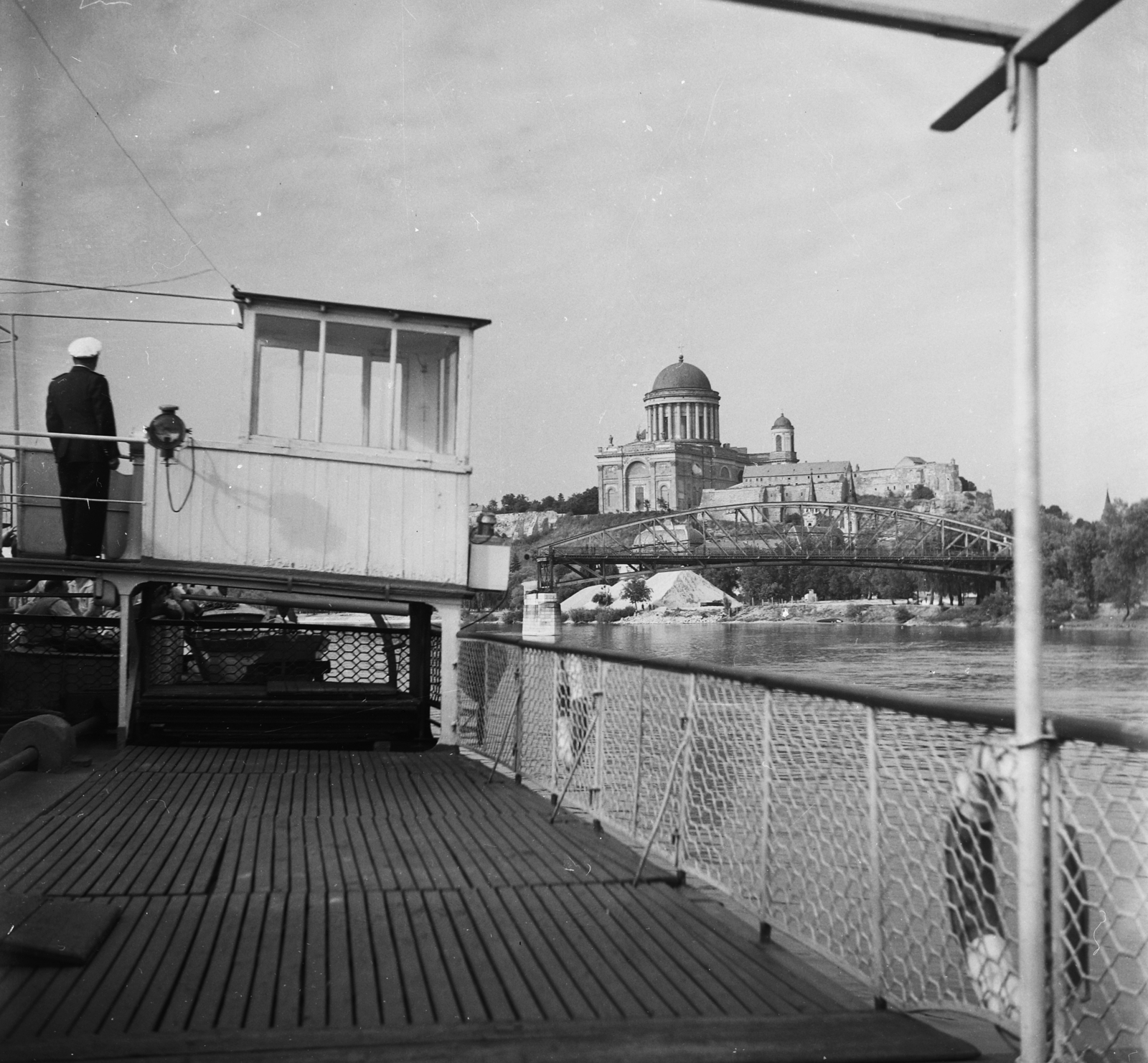 Magyarország, Esztergom, Bazilika., 1955, UVATERV, egy dunai hajóút, hajó, Bazilika, hídroncs, gőzhajó, Duna, lapátkerekes hajó, Szőke Tisza I./Táncsics/Szent Gellért hajó, Duna-híd, Feketeházy János-terv, Fortepan #91221