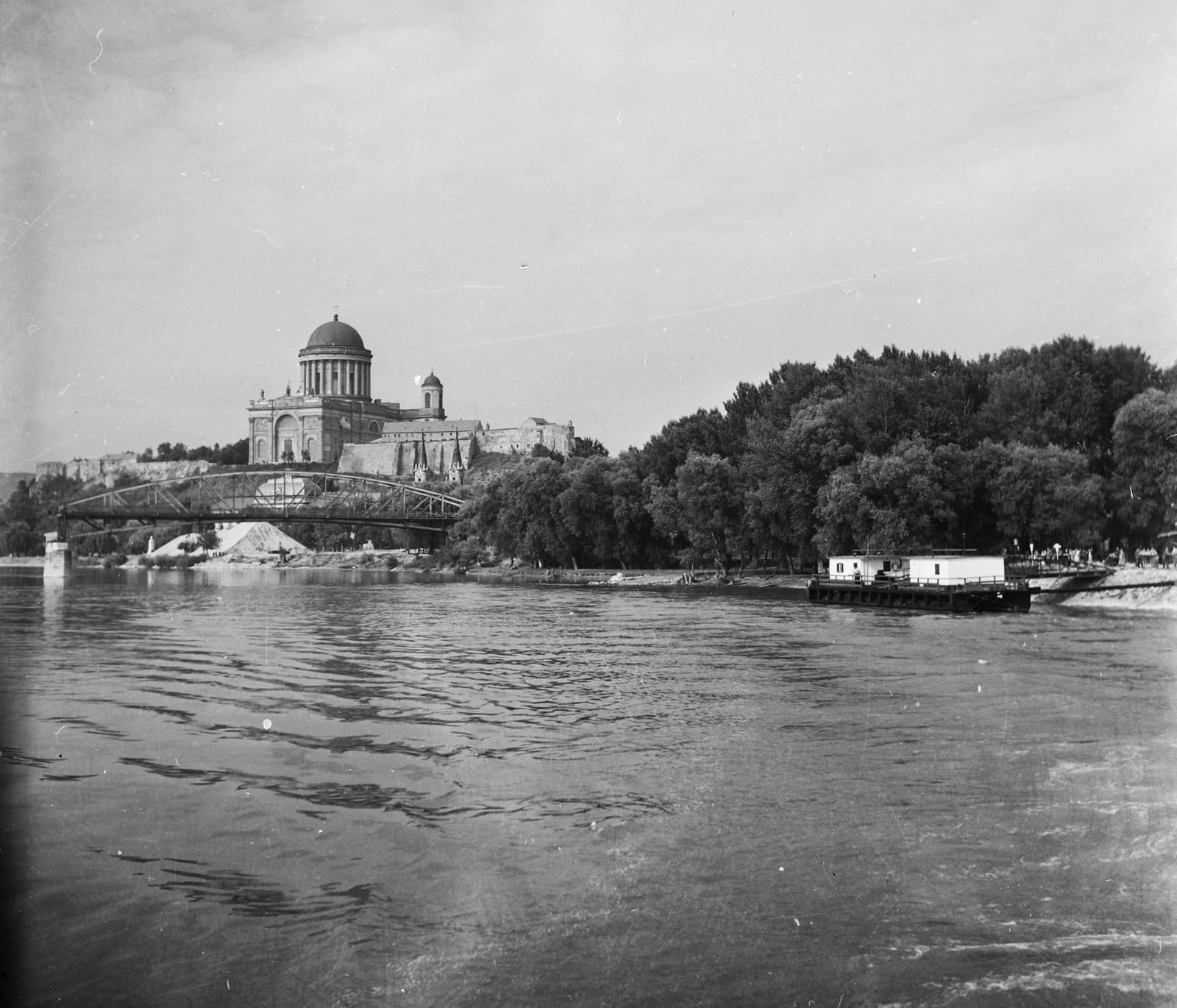 Magyarország, Esztergom, a Bazilika a Dunáról nézve, előtte a lerombolt Mária Valéria híd megmarad első nyílása., 1955, UVATERV, egy dunai hajóút, Bazilika, hídroncs, Duna-híd, Feketeházy János-terv, Fortepan #91222