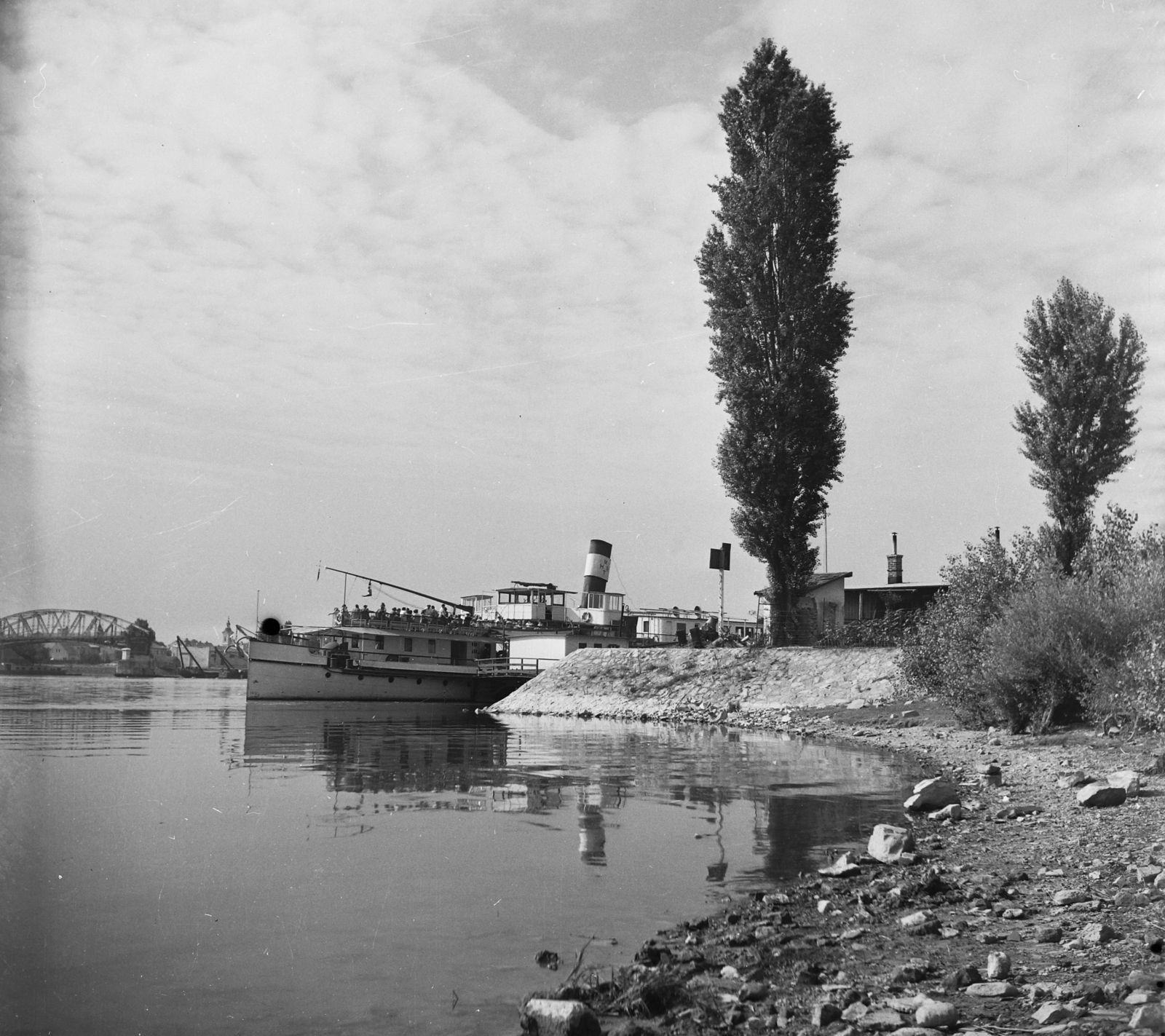 Magyarország, Esztergom, hajóállomás, Táncsics oldalkerekes gőzhajó., 1955, UVATERV, egy dunai hajóút, hídroncs, gőzhajó, Duna-híd, Feketeházy János-terv, Fortepan #91223