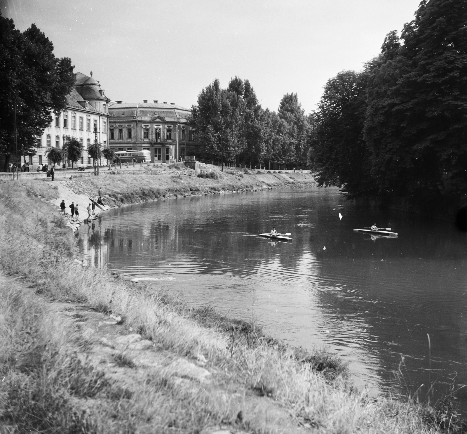 Magyarország, Esztergom, Kis-Duna. Szemben a Kis Duna (Lenin) sétány a Lőrinc utca (Mártírok útja) torkolatánál és a Bottyán híd maradványa., 1955, UVATERV, egy dunai hajóút, kajak, Fortepan #91225