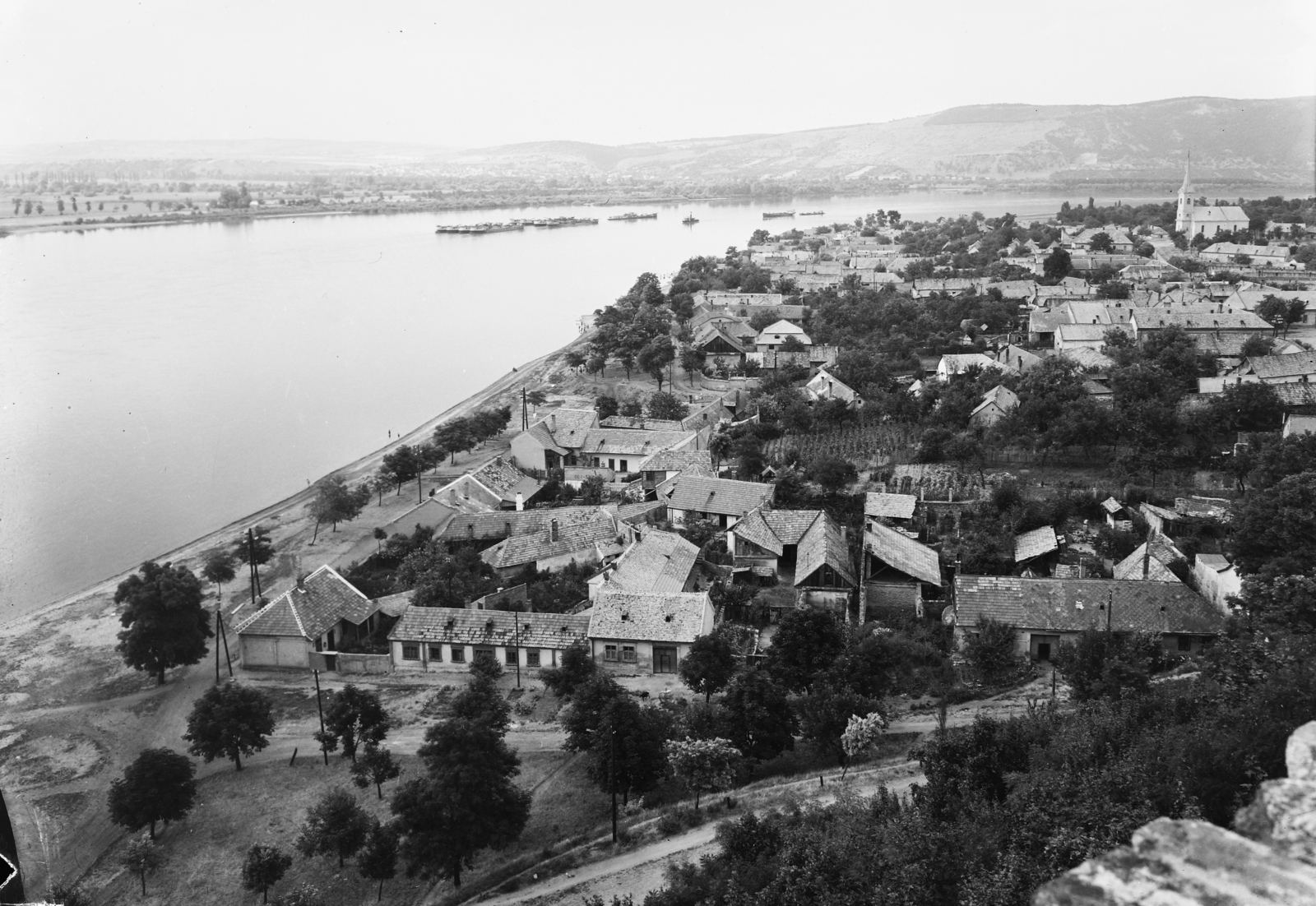 Magyarország, Esztergom, kilátás a várból Szentgyörgymező felé., 1955, UVATERV, egy dunai hajóút, hajó, uszály, látkép, vontatóhajó, Fortepan #91227