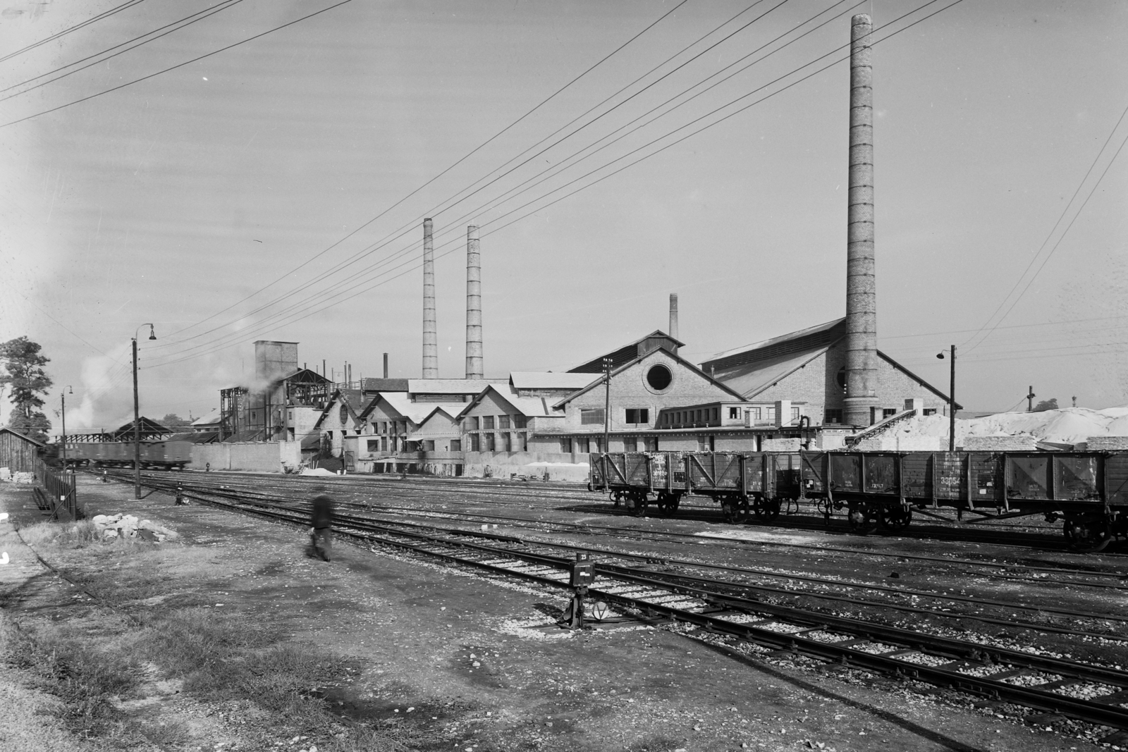 Magyarország, Tokod, Tokodi Üveggyár., 1955, UVATERV, egy dunai hajóút, vasút, kémény, gyár, üveggyártás, gyárkémény, Fortepan #91231