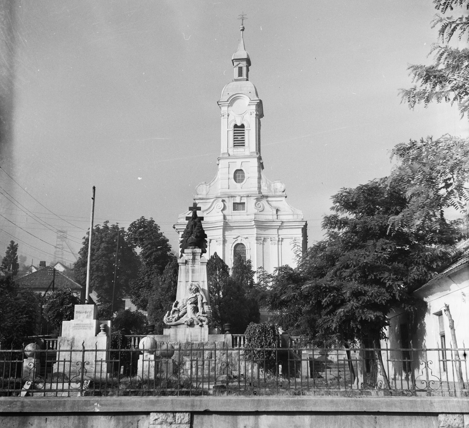 Hungary, Dorog, Hősök tere, I. világháborús emlékmű (Zsákodi Csiszér János, Gáthy Zoltán 1927.), mögötte a Szent József-templom., 1955, UVATERV, egy dunai hajóút, sculpture, monument, Fortepan #91232