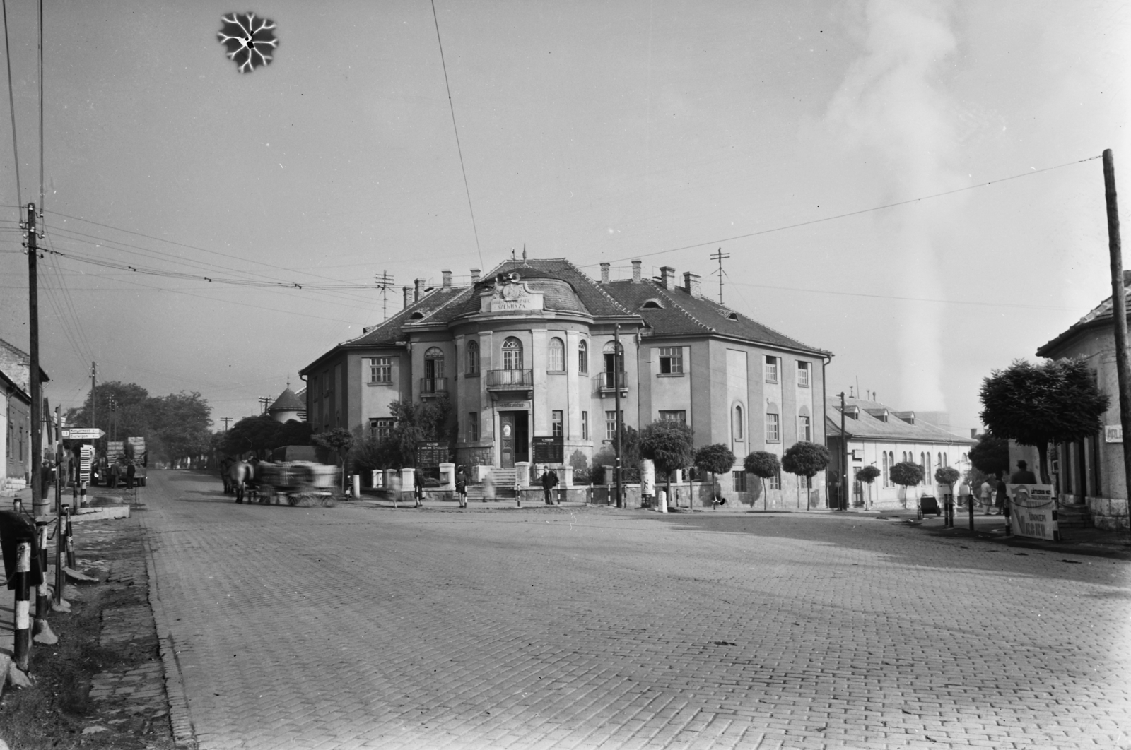 Hungary, Dorog, Bécsi út, szemben a Városháza, jobbra az Esztergomi út., 1955, UVATERV, egy dunai hajóút, street view, public building, cornerhouse, ceramics, locust tree, Fortepan #91233