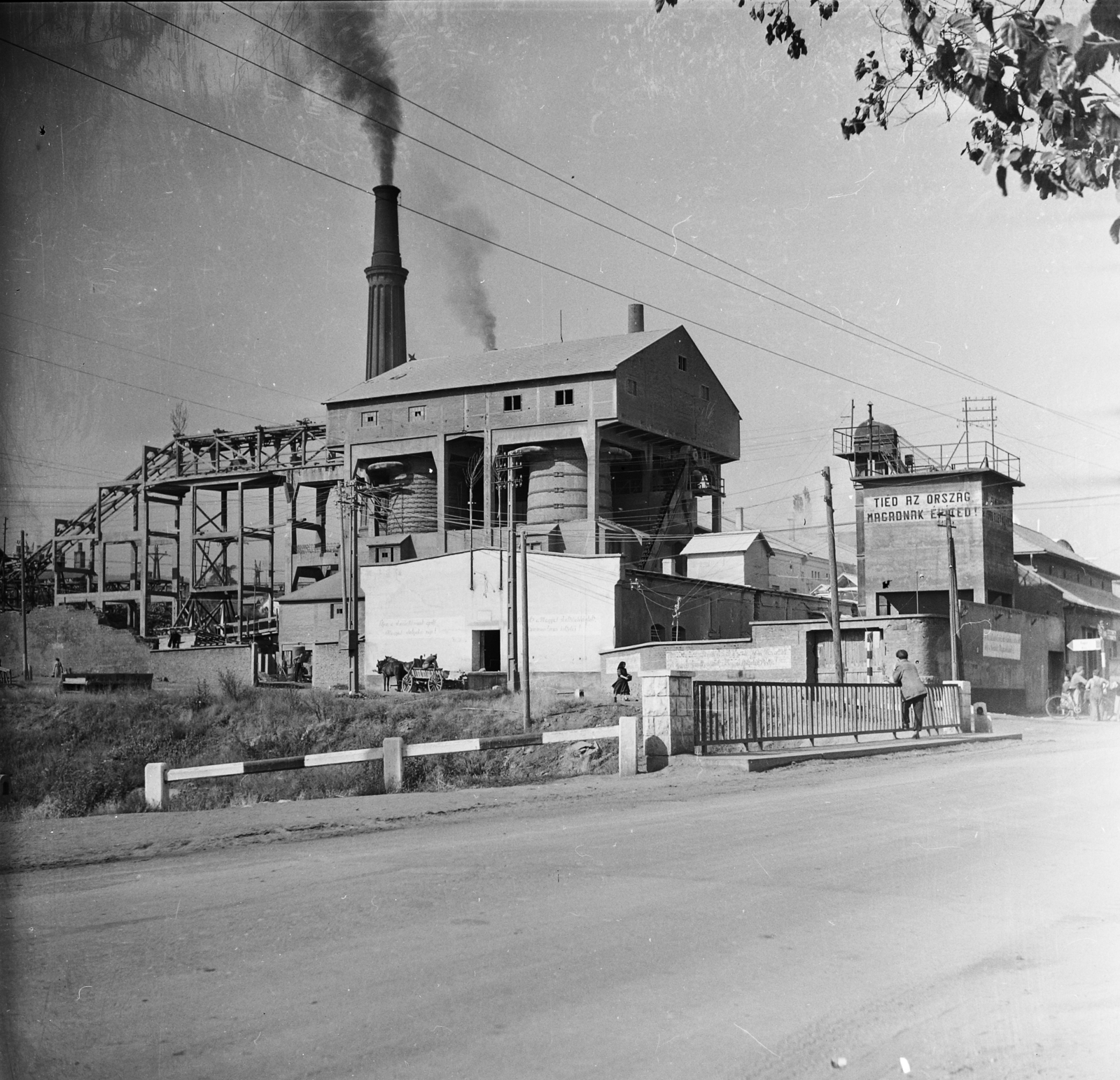 Hungary, Lábatlan, Rákóczi Ferenc utca, 10-es főút, balra az Óvoda utca és a cementgyár., 1955, UVATERV, egy dunai hajóút, factory, slogan, factory chimney, cement factory, Fortepan #91237
