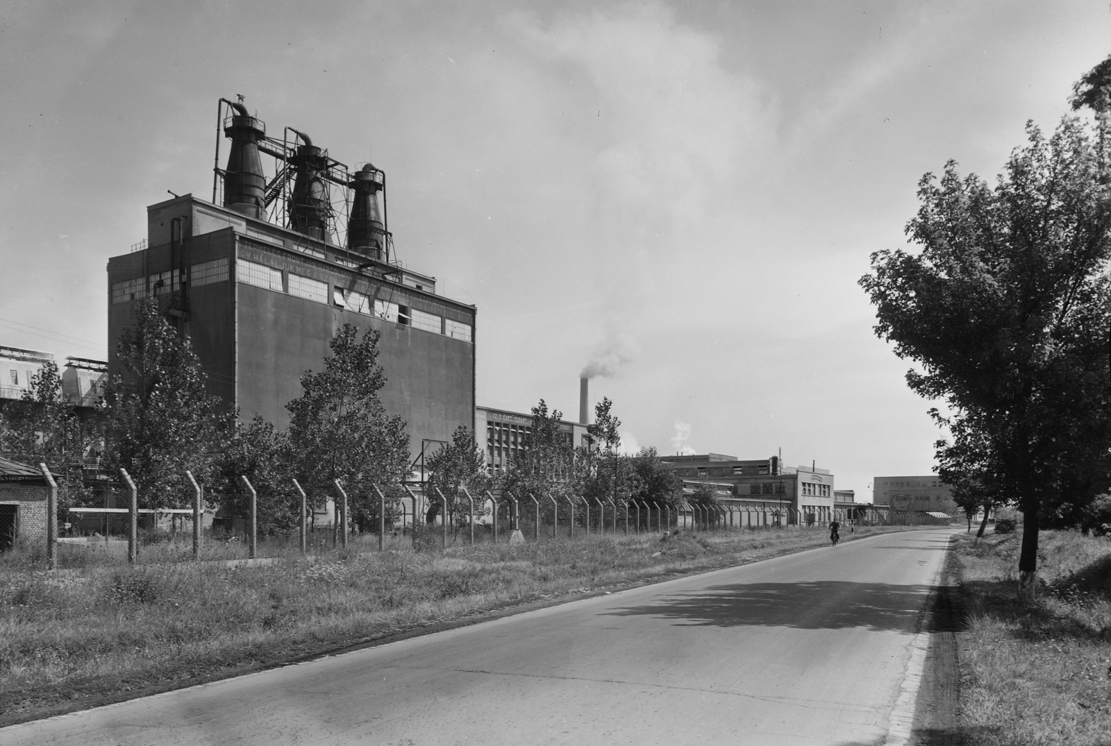 Hungary, Almásfüzitő, (ekkor Szőny településrésze) Timföldgyár., 1955, UVATERV, egy dunai hajóút, fence, factory chimney, factory, alumina factory, Fortepan #91247