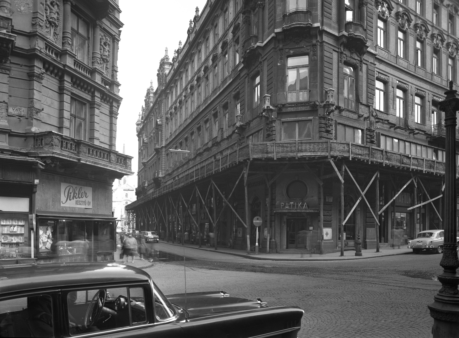 Hungary, Budapest V., Váci utca - Kígyó utca sarok (Kígyó patika)., 1960, UVATERV, sign-board, Chevrolet-brand, automobile, M21 Wolga, scaffolding, Budapest, Fortepan #9125