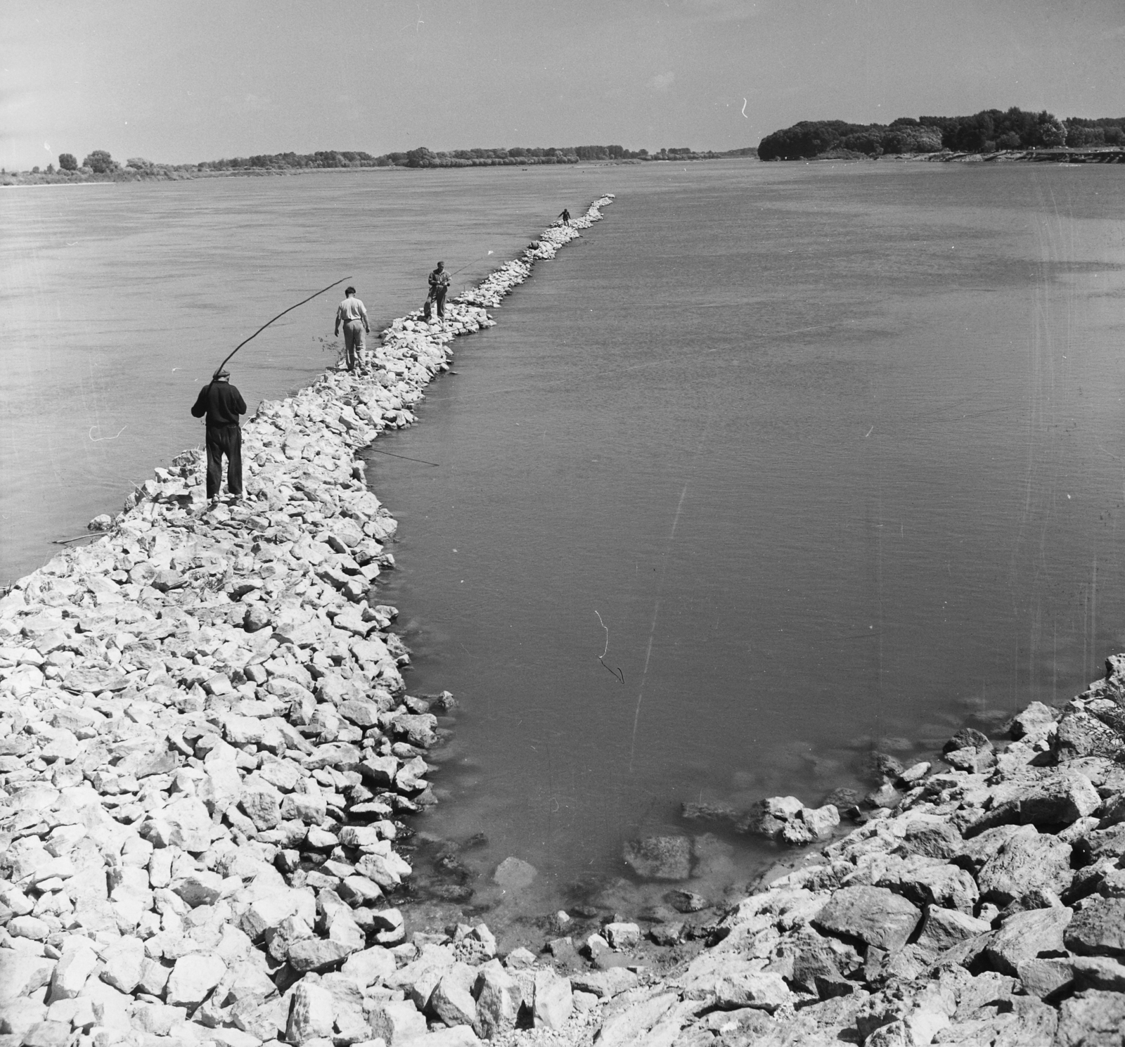Hungary, Gönyű, párhuzammű a Dunában a község alatt., 1955, UVATERV, egy dunai hajóút, fishing, dam, Fortepan #91257