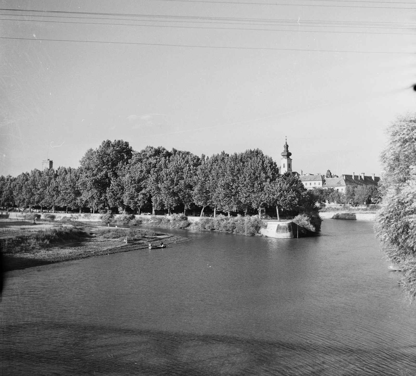 Magyarország, Győr, a Rába a Petőfi hídról nézve. Szemben a Radó-sziget, háttérben a Karmelita templom., 1955, UVATERV, egy dunai hajóút, barokk-stílus, sziget, Kármeliták, Fortepan #91260