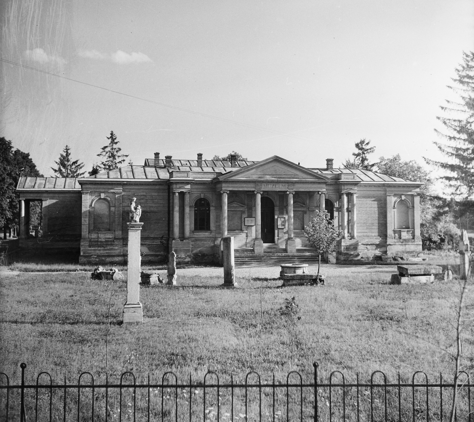 Hungary, Mosonmagyaróvár, Szent István király út 1., Hansági Múzeum., 1955, UVATERV, egy dunai hajóút, pediment, museum, colonnade, Fortepan #91279