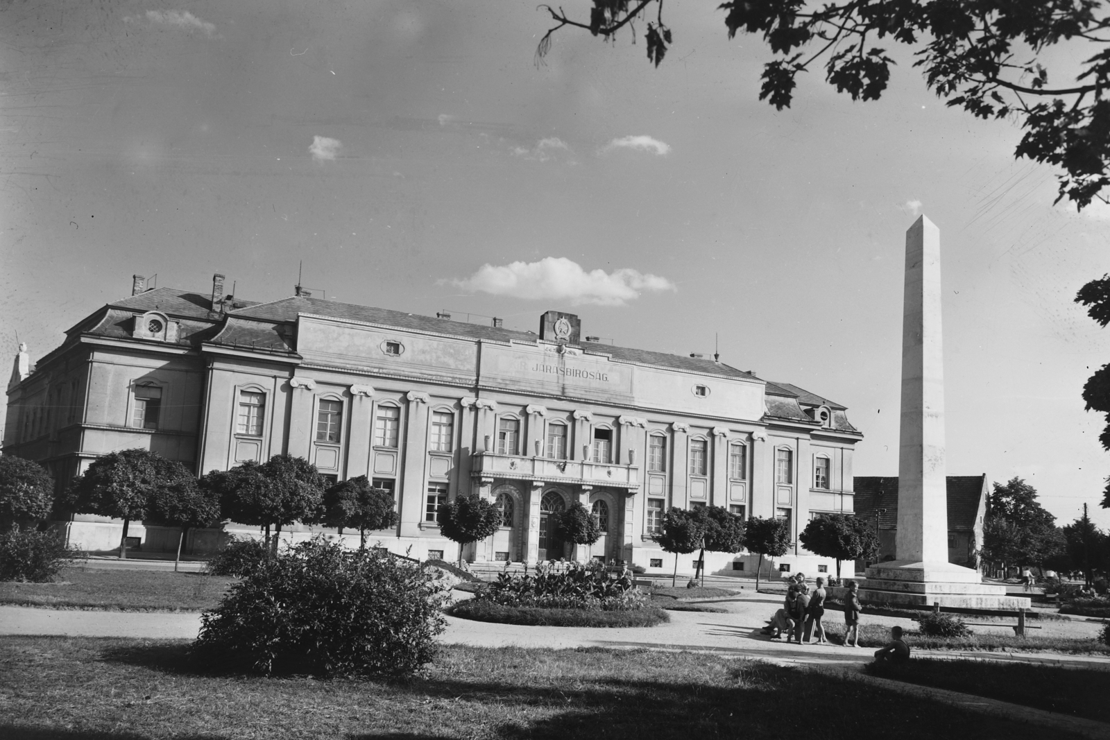 Magyarország, Mosonmagyaróvár, Városkapu tér, a Járásbíróság épülete és előtte az I. világháborús emlékmű (Péter György, 1933.)., 1955, UVATERV, egy dunai hajóút, középület, műemlék, felirat, első világháború, Rákosi-címer, Fortepan #91286