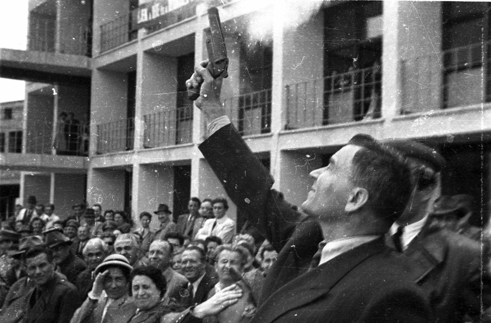 Hungary, Ferihegy (now - Ferenc Liszt) International Airport, Budapest XVIII., a repülőtér átadásakor., 1950, UVATERV, Budapest, flare gun, Fortepan #91300