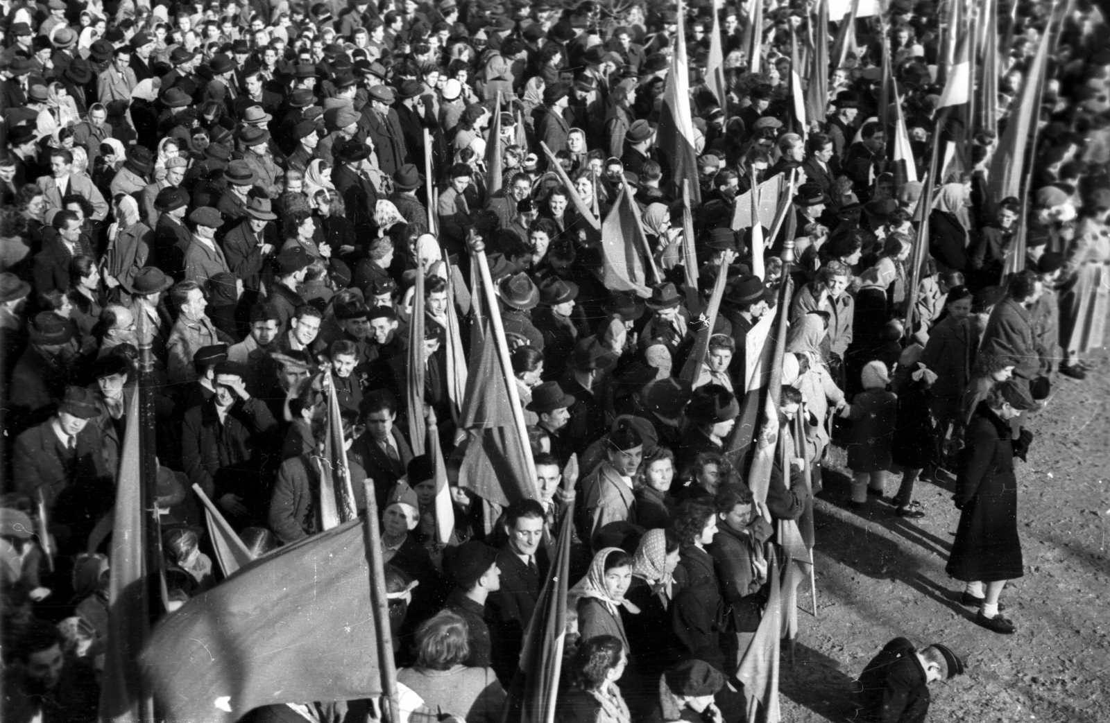 Magyarország, Nyíregyháza, az újjáépített vasútállomás avató ünnepségének résztvevői., 1951, UVATERV, ünnepség, tömeg, Fortepan #91309