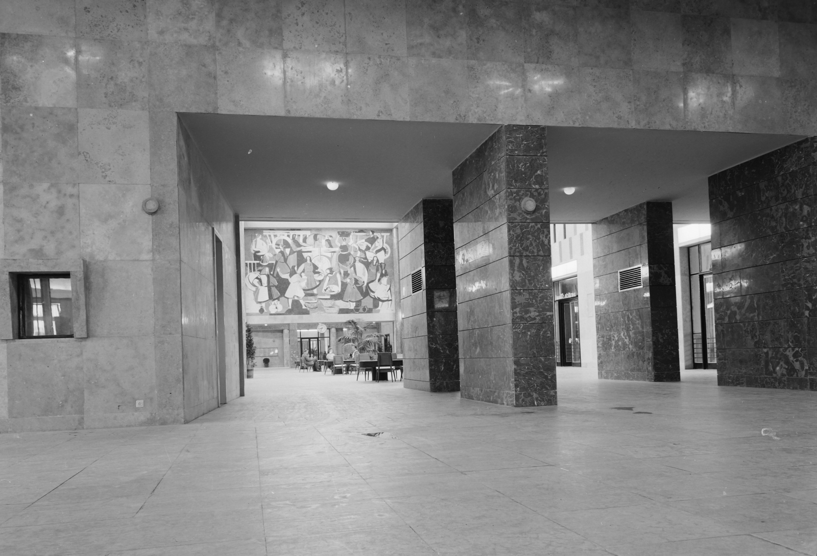 Hungary, Debrecen, a Nagyállomás fő várócsarnoka., 1961, UVATERV, train station, fresco, atrium, Endre Domanovszky-design, Fortepan #91313