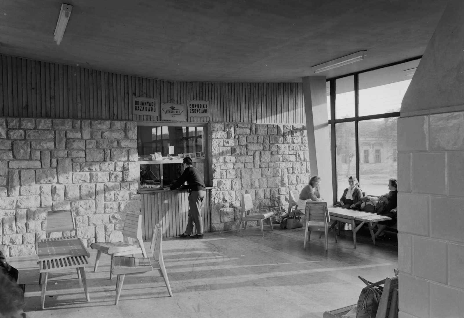 Hungary, Sümeg, Flórián tér, autóbusz-pályaudvar., 1961, UVATERV, bus terminal, bus stop, Fortepan #91315
