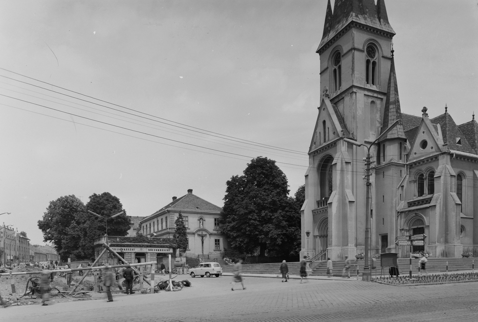 Magyarország, Kaposvár, Kossuth tér, Nagyboldogasszony templom (később székesegyház)., 1962, UVATERV, templom, katolikus, Trabant 500, neoromán építészet, Tandor Ottó-terv, Fortepan #91318