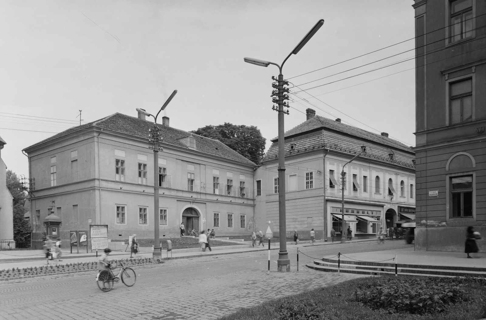 Hungary, Kaposvár, Kossuth tér, jobbra a Fő utca. Szemben a "A Haza Kis Polgárainak" épület, tőle jobbra a Dorottya-ház., 1962, UVATERV, bicycle, Fortepan #91320