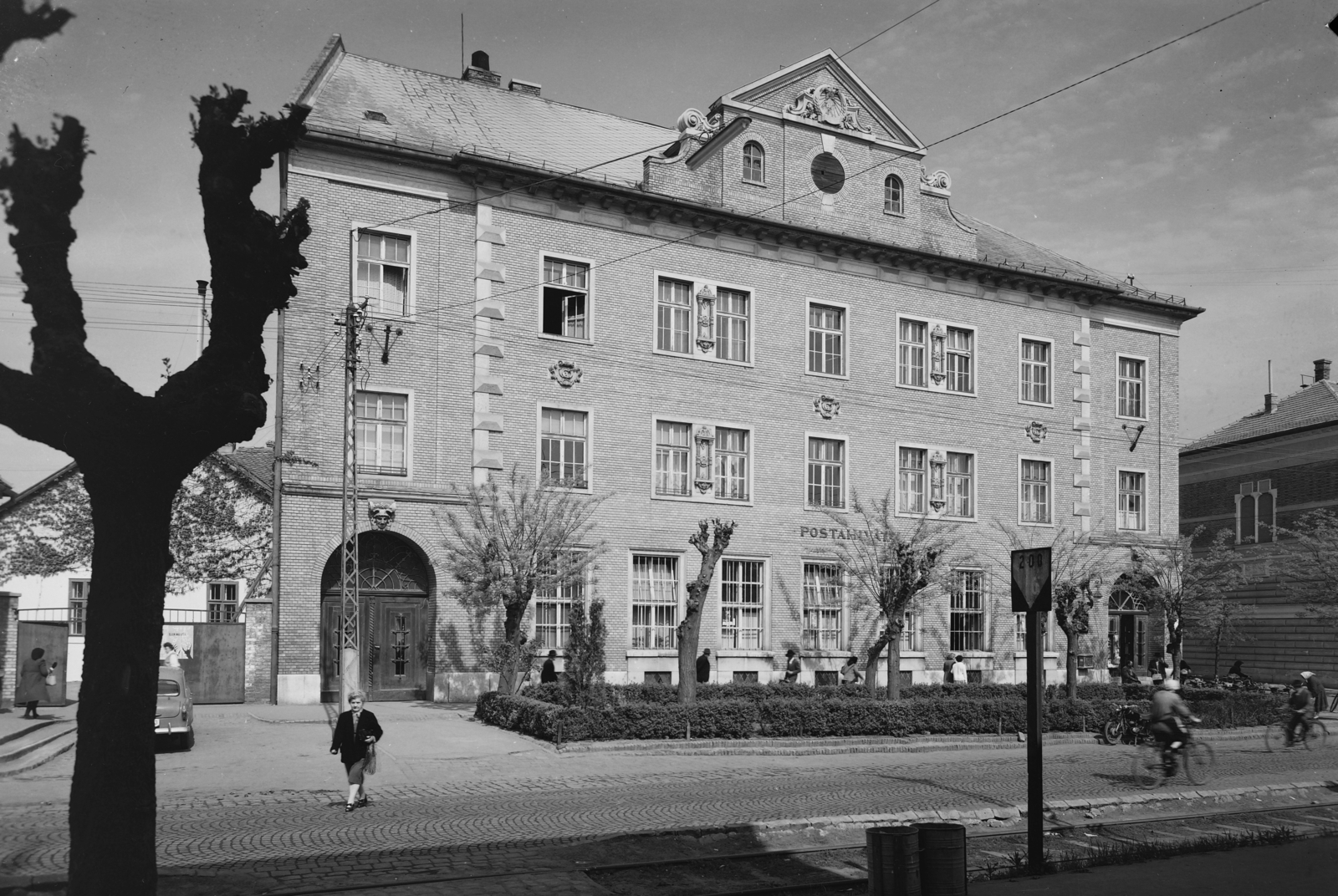 Hungary, Cegléd, Kossuth Ferenc utca, Postapalota., 1963, UVATERV, post, cobblestones, Fortepan #91327