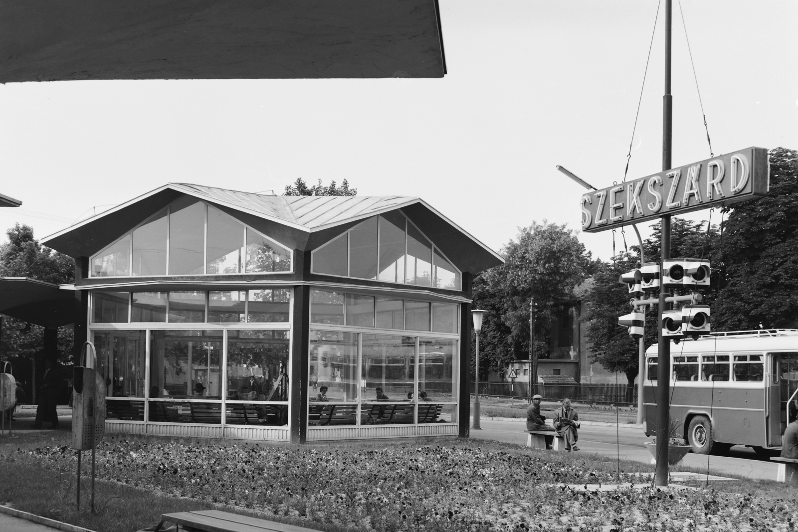 Hungary, Szekszárd, Pollack Mihály utca, autóbusz-pályaudvar., 1963, UVATERV, bus, Ikarus-brand, bus terminal, bus stop, Fortepan #91332