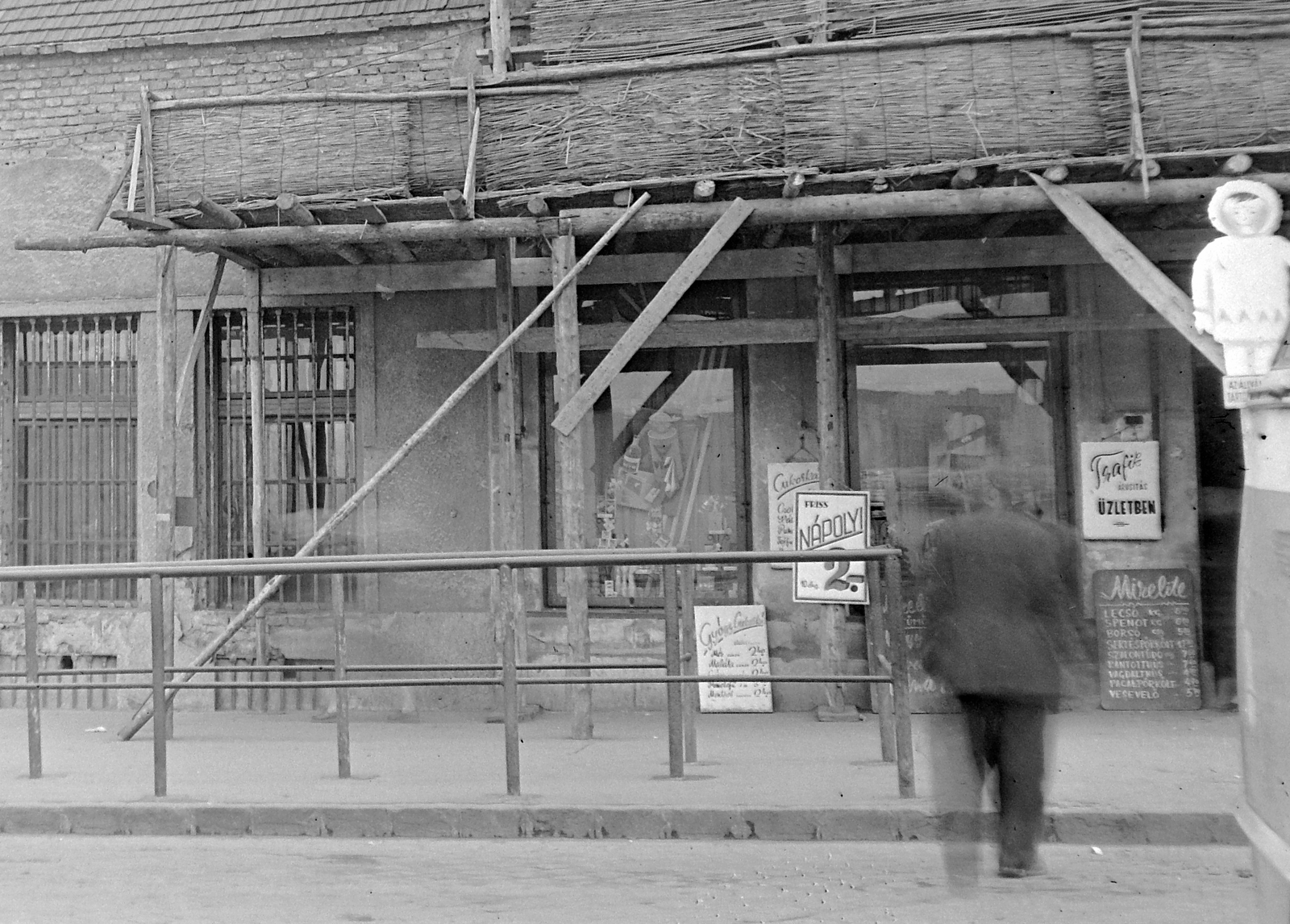 Hungary, Budapest I., Széna tér 1/a, 1/b., 1958, UVATERV, shop, sign-board, scaffolding, plank, Budapest, Fortepan #9134