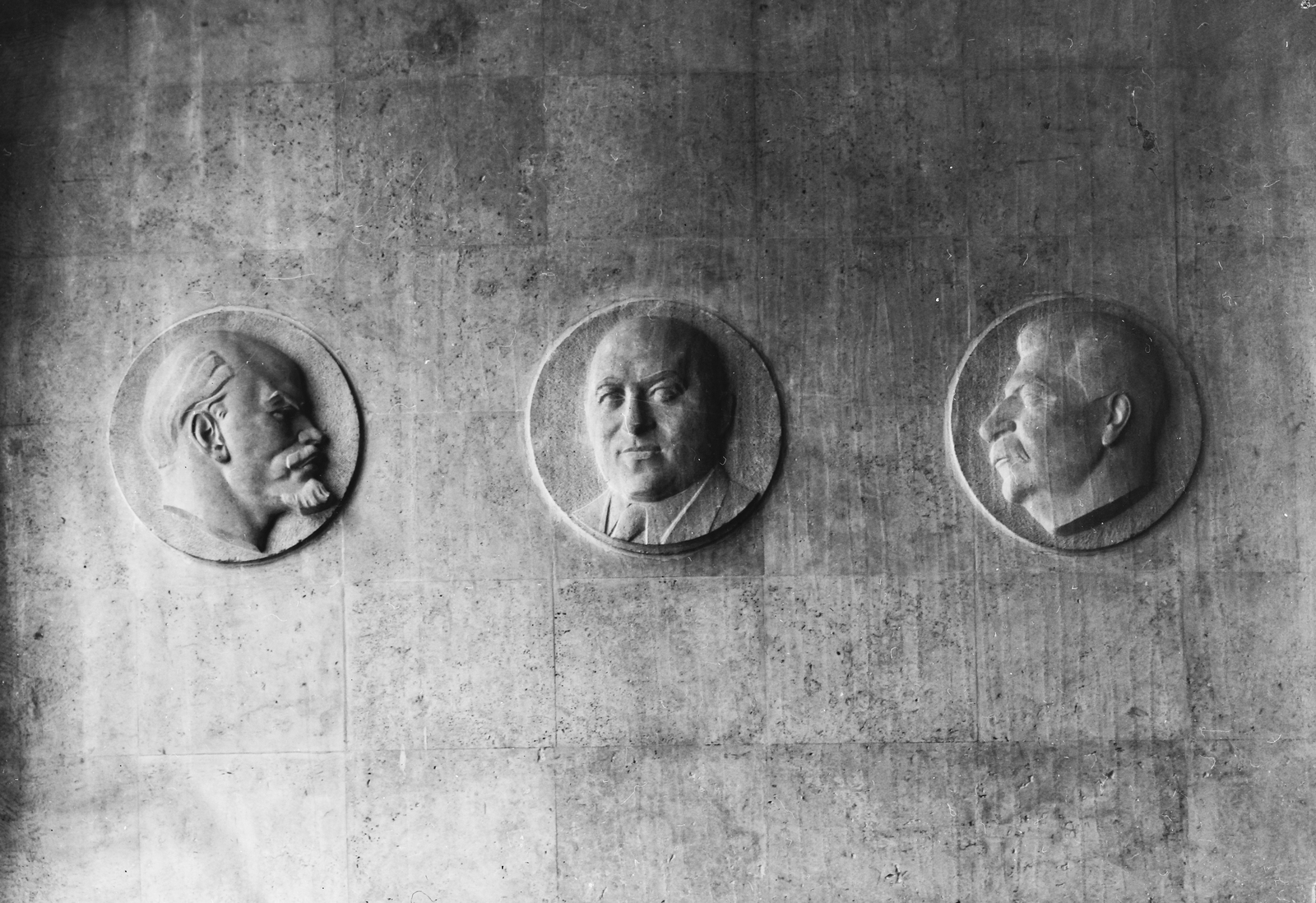 Magyarország, Budapest V., Erzsébet (Sztálin) tér, MÁVAUT autóbusz-pályaudvar, utasváró. Lenin, Rákosi és Sztálin dombormű a bejárat felett. Csorba Géza szobrászművész Sztálint ábrázoló domborművéért Kossuth-díjat kapott., 1950, UVATERV, Lenin-ábrázolás, politika, politikai dekoráció, Rákosi Mátyás-ábrázolás, Sztálin ábrázolás, Budapest, Fortepan #91348